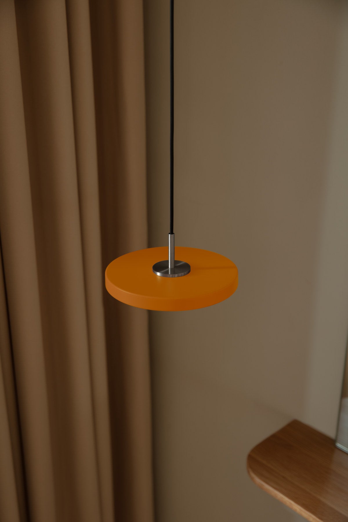 Asteria Micro Pendelleuchte in Nuance Orange präsentiert im Onlineshop von KAQTU Design AG. Pendelleuchte ist von Umage