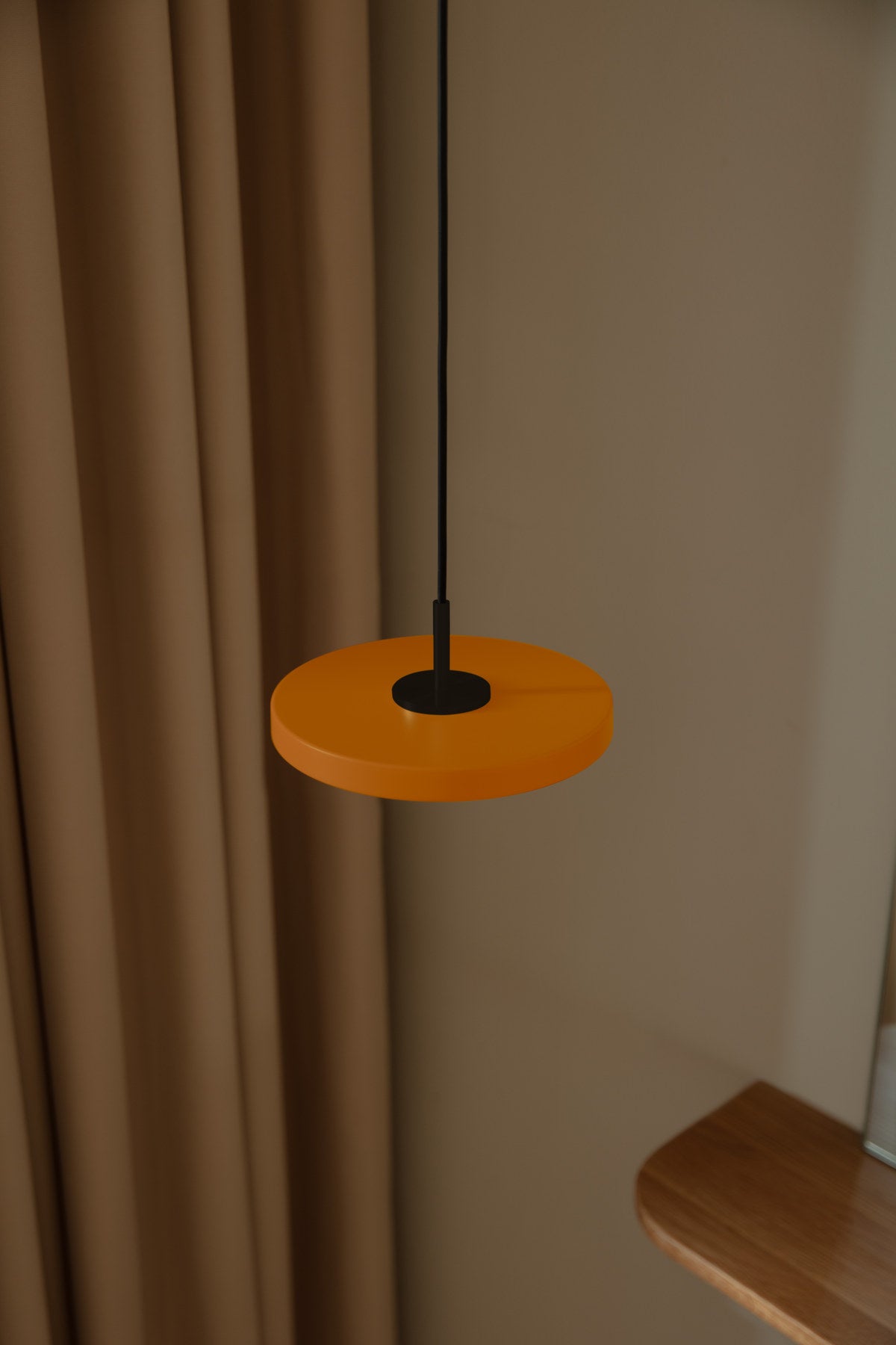 Asteria Micro Pendelleuchte in Nuance Orange präsentiert im Onlineshop von KAQTU Design AG. Pendelleuchte ist von Umage
