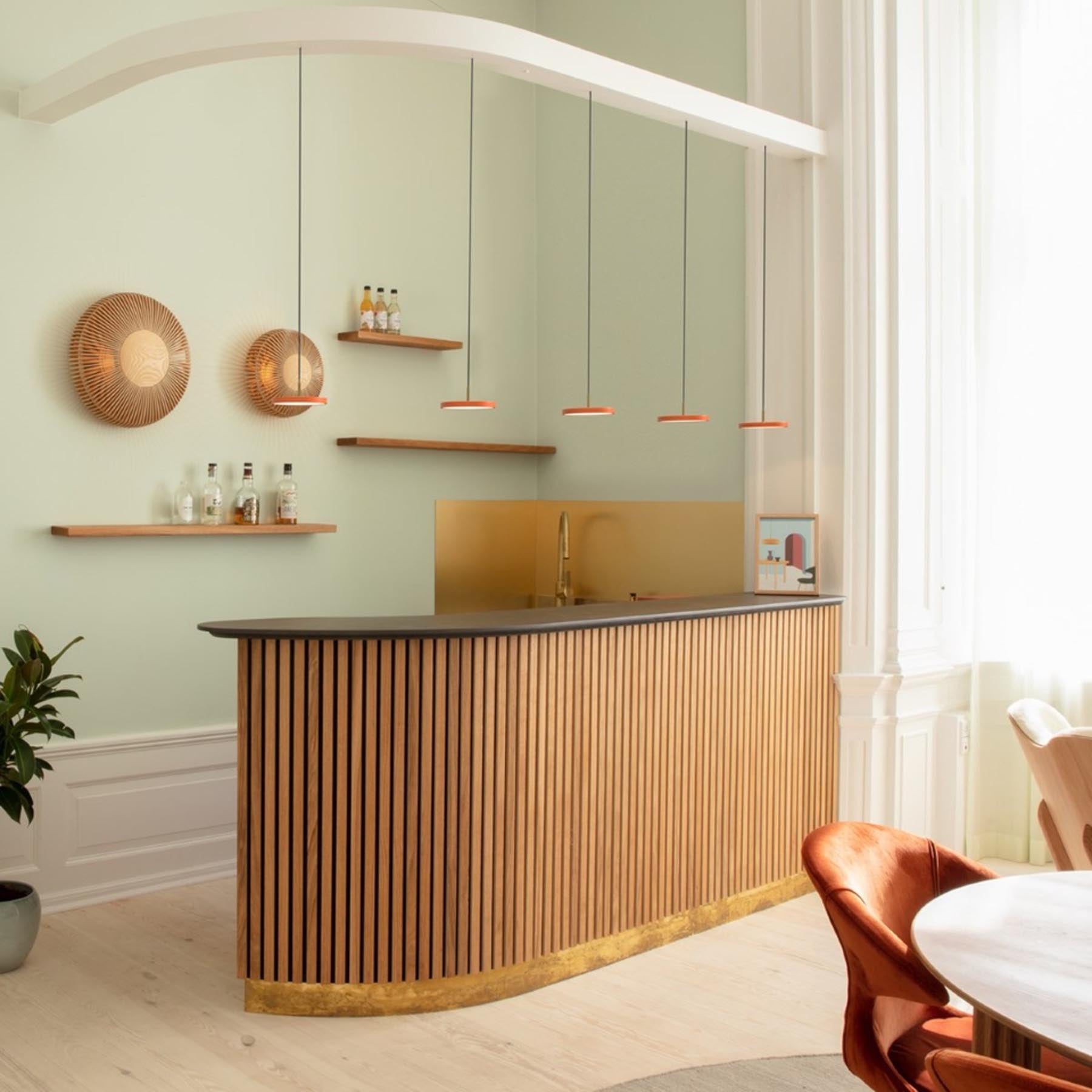 Stilvolle Asteria Micro Pendelleuchte in sanftem Orange, perfekt für gemütliche Beleuchtung und moderne Inneneinrichtungen.