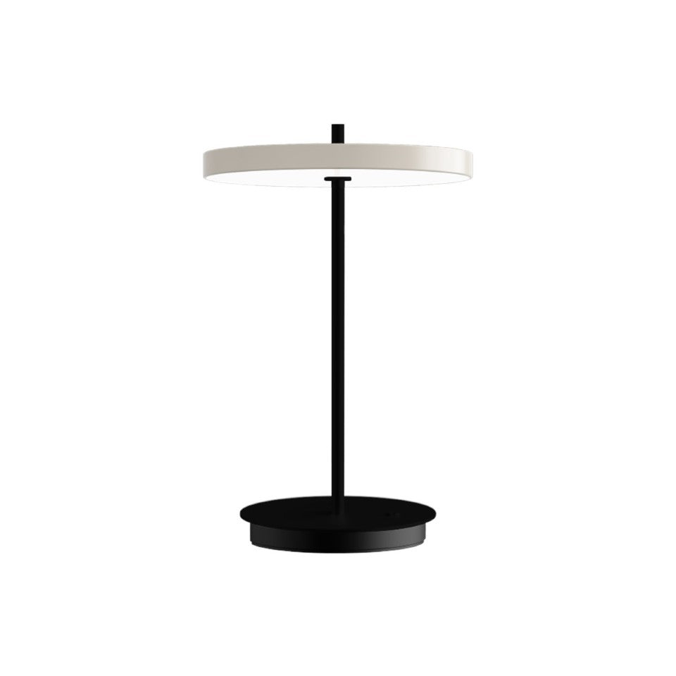 Moderne Asteria Move Tischleuchte in edlem Pearl White, kombiniert mit einem eleganten schwarzen Fuß, perfekt für zeitgemäße Wohnräume.
