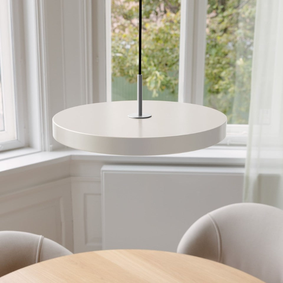 Asteria Plus Medium Pendellampe in Pearl White präsentiert im Onlineshop von KAQTU Design AG. Pendelleuchte ist von Umage