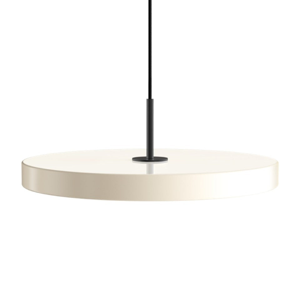 Stilvolle Asteria Plus Medium Pendellampe von Umage, gefertigt aus edlem Messing, perfekt für zeitgemäße Innenräume und gemütliche Lichtakzente.