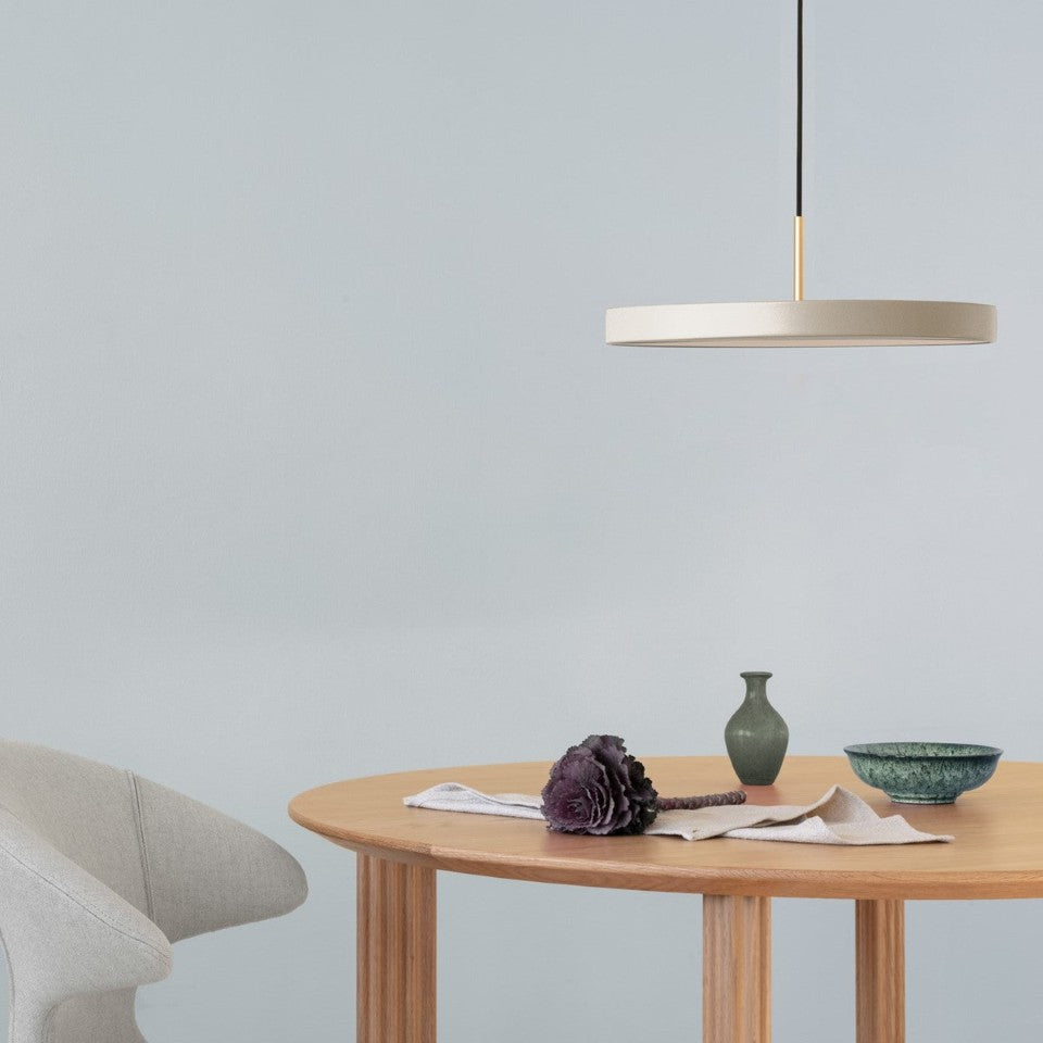 Asteria Plus Medium Pendellampe in Pearl White präsentiert im Onlineshop von KAQTU Design AG. Pendelleuchte ist von Umage