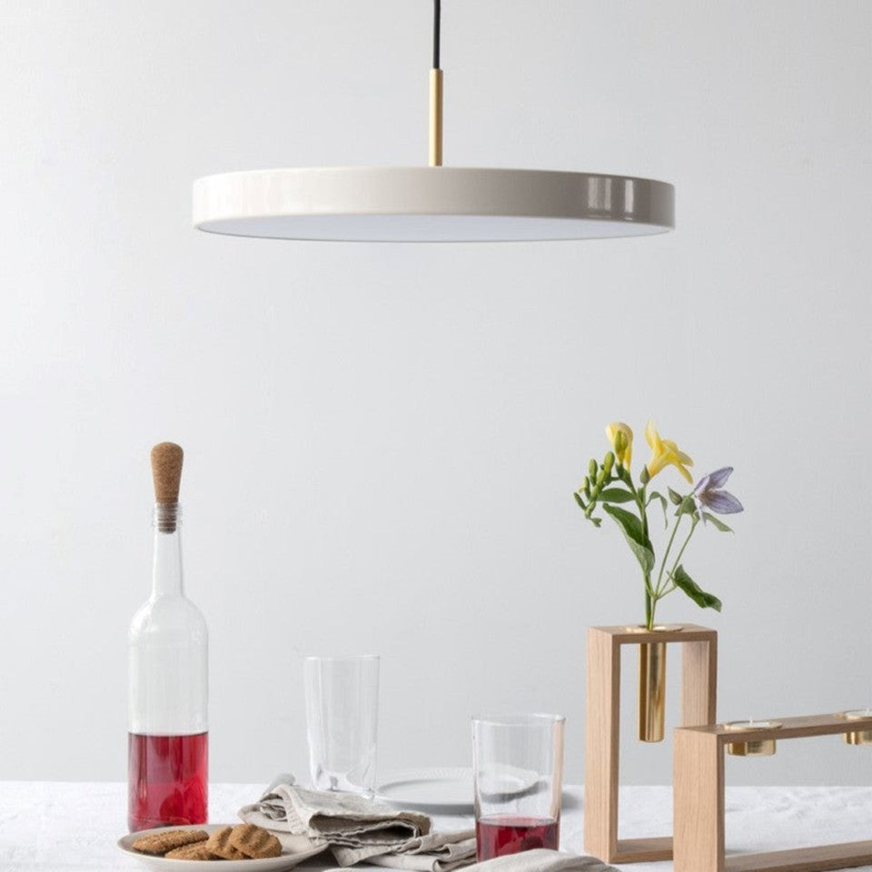 Asteria Plus Medium Pendellampe in Pearl White präsentiert im Onlineshop von KAQTU Design AG. Pendelleuchte ist von Umage