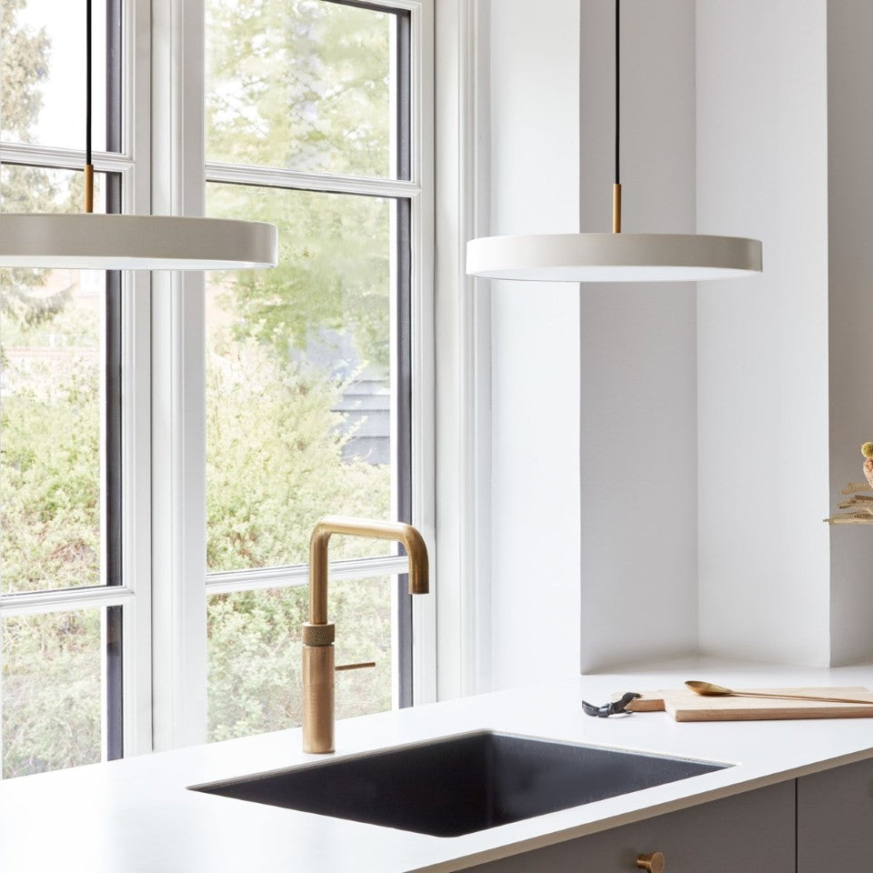 Asteria Plus Medium Pendellampe in Pearl White präsentiert im Onlineshop von KAQTU Design AG. Pendelleuchte ist von Umage