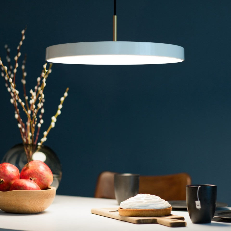 Asteria Plus Medium Pendellampe in Pearl White präsentiert im Onlineshop von KAQTU Design AG. Pendelleuchte ist von Umage