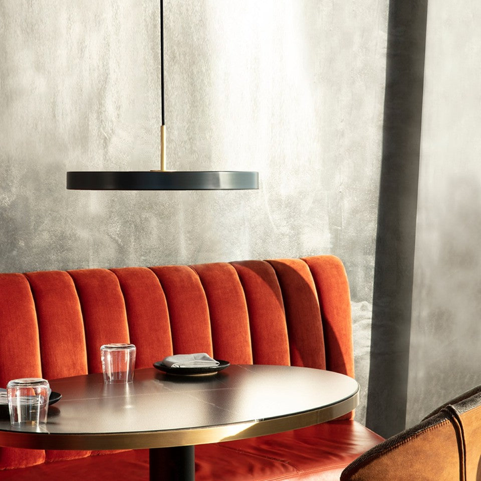Elegante Asteria Plus Medium Pendellampe in strahlendem Saffron Yellow, ideal für moderne Wohnräume und gemütliche Lichtakzente.
