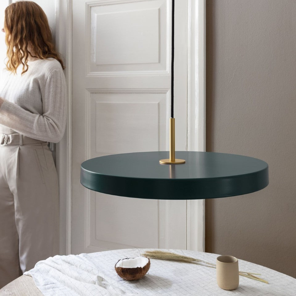 Elegante Asteria Plus Medium Pendellampe von Umage, aus hochwertigem Messing, ideal für stilvolle Akzente in jedem Raum.