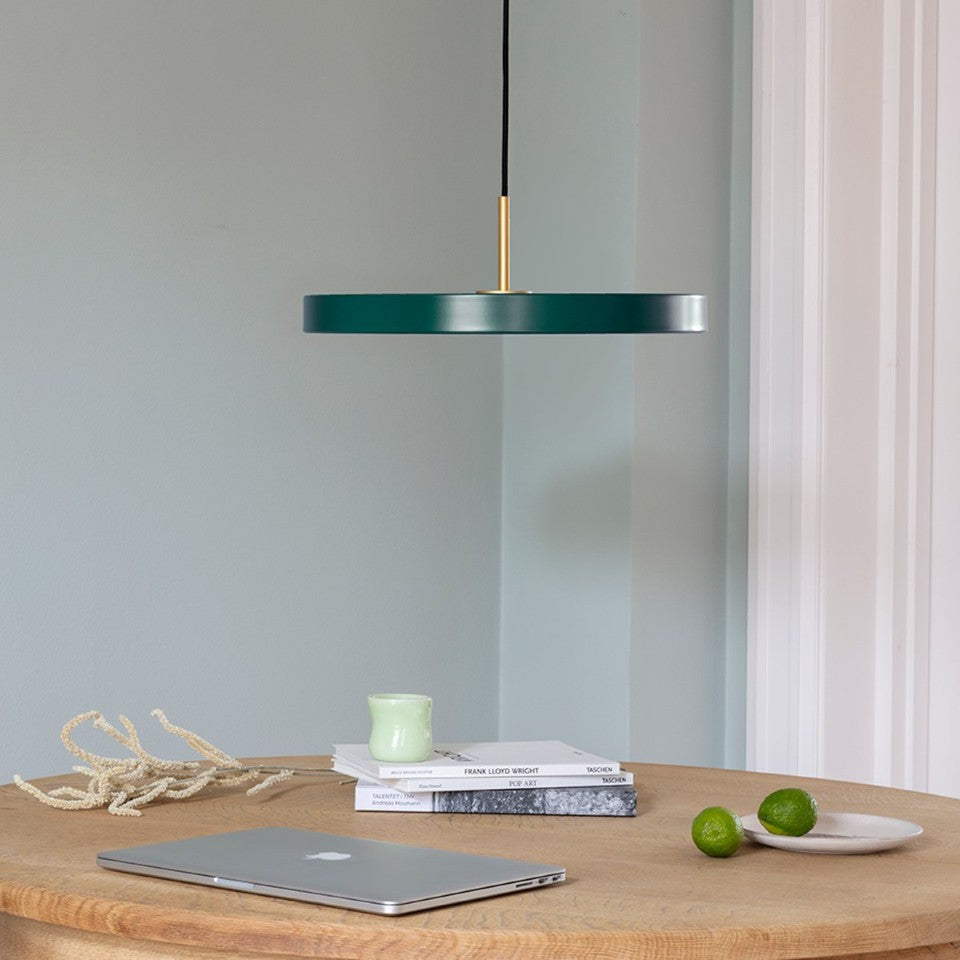 Elegante Asteria Plus Medium Pendellampe von Umage, aus hochwertigem Messing, ideal für stilvolle und moderne Innenräume.
