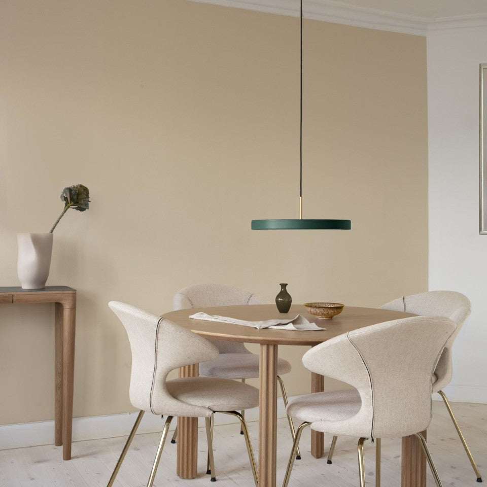 Stilvolle Pendellampe Asteria Plus Medium von Umage, gefertigt aus edlem Messing, perfekt für zeitgemäße Wohnräume.