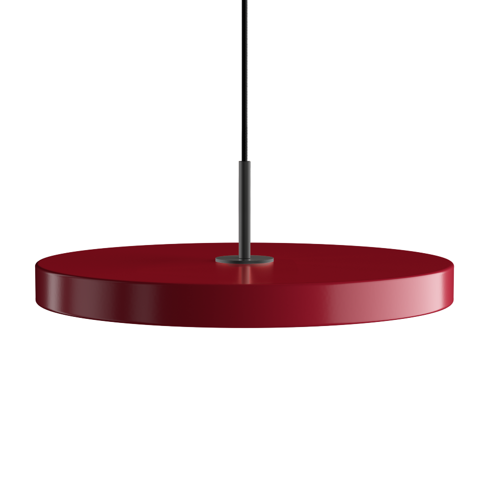Stilvolle Asteria Plus Medium Pendellampe von Umage, gefertigt aus edlem Messing, perfekt für zeitgemäße Innenräume und gemütliche Lichtakzente.