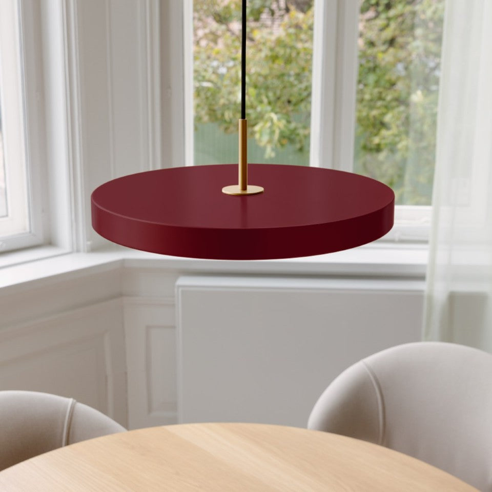 Stilvolle Asteria Plus Medium Pendellampe von Umage, gefertigt aus edlem Messing, perfekt für zeitgemäße Innenräume und gemütliche Lichtakzente.