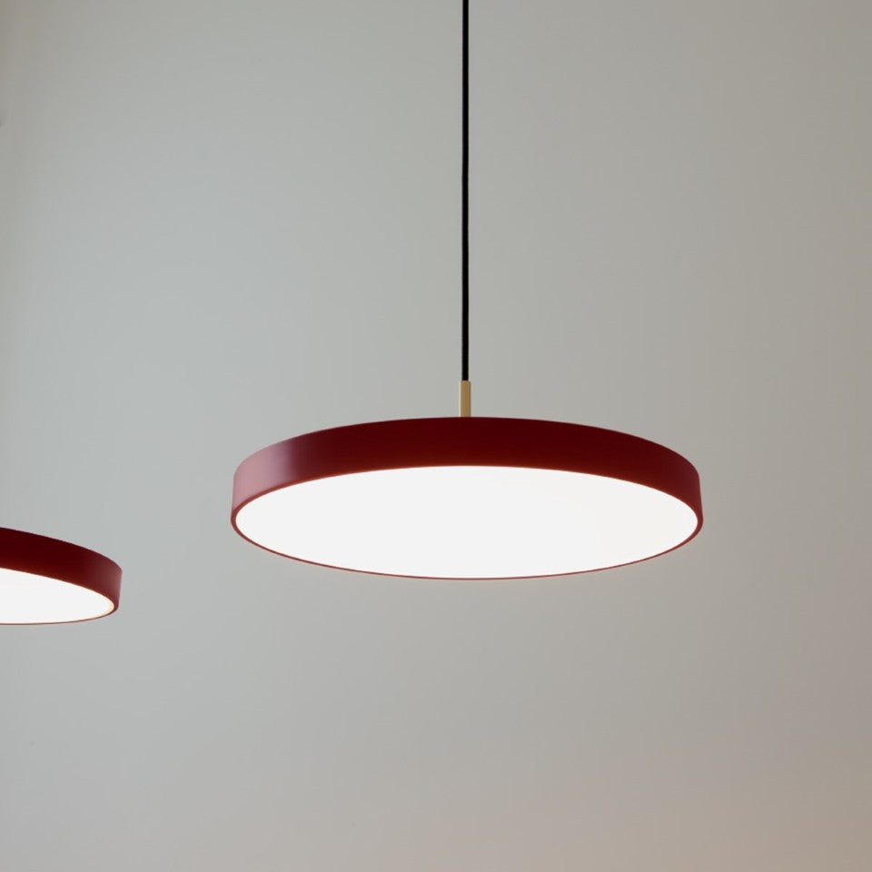 Elegante Asteria Plus Medium Pendellampe von Umage, aus hochwertigem Messing, ideal für moderne Wohnräume und stimmungsvolle Beleuchtung.