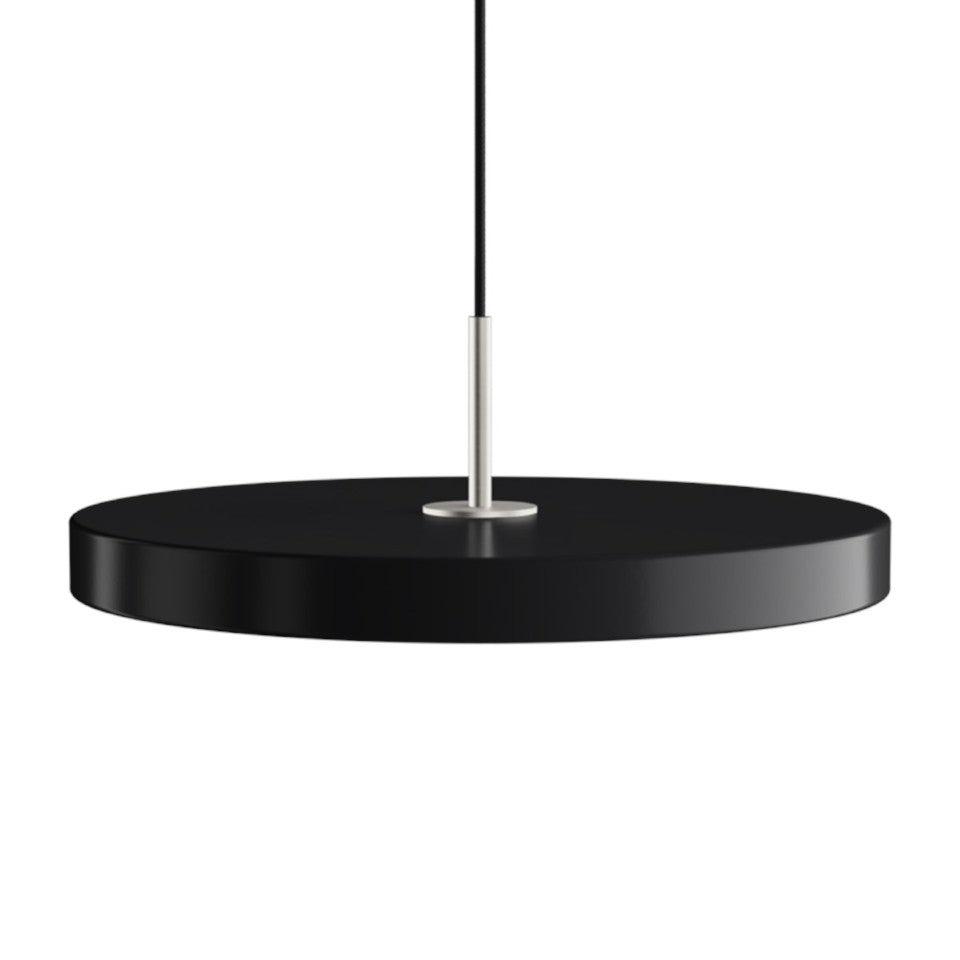 Elegante Asteria Plus Medium Pendellampe von Umage, aus hochwertigem Messing, ideal für moderne Wohnräume und stimmungsvolle Beleuchtung.