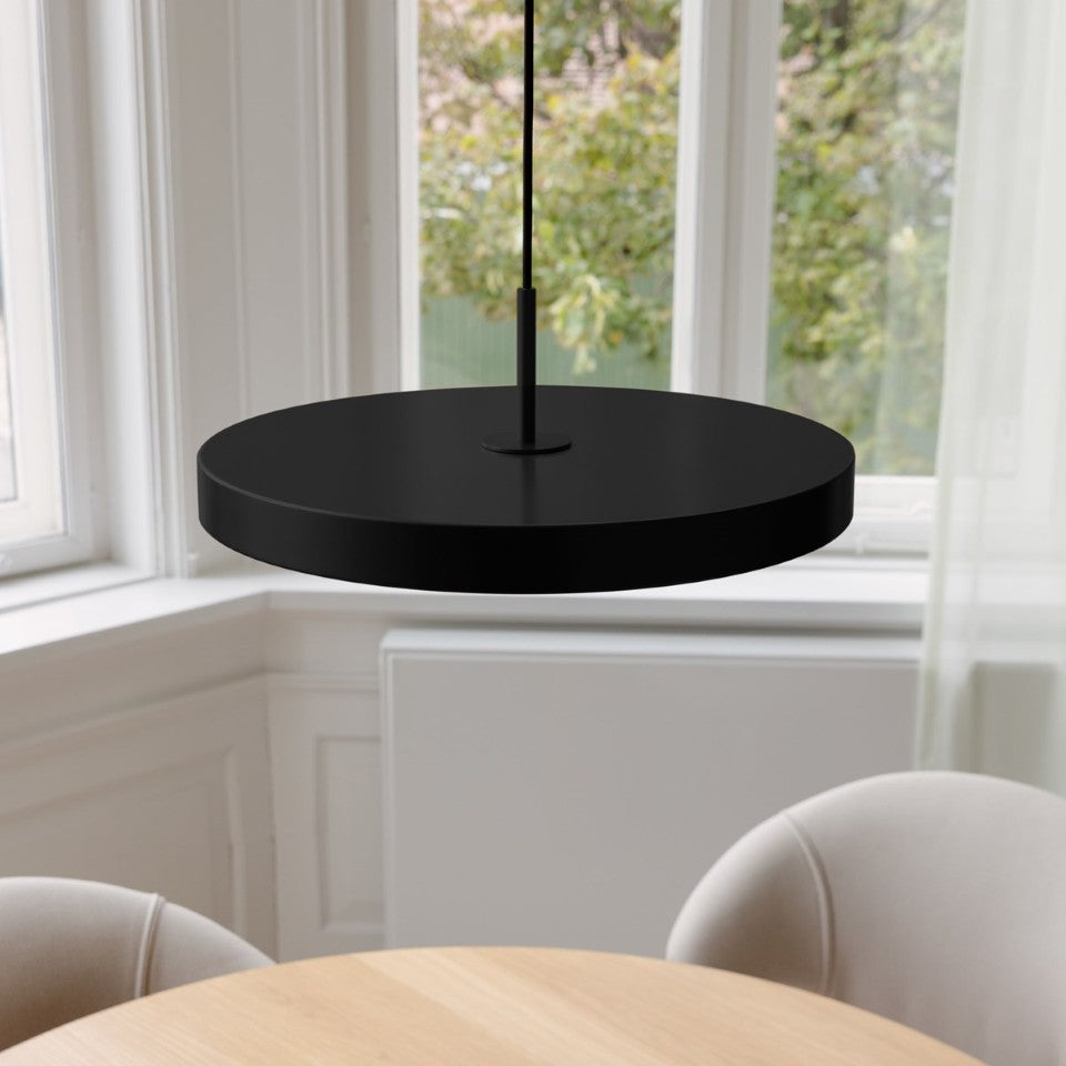 Asteria Plus Medium Pendellampe in Black präsentiert im Onlineshop von KAQTU Design AG. Pendelleuchte ist von Umage