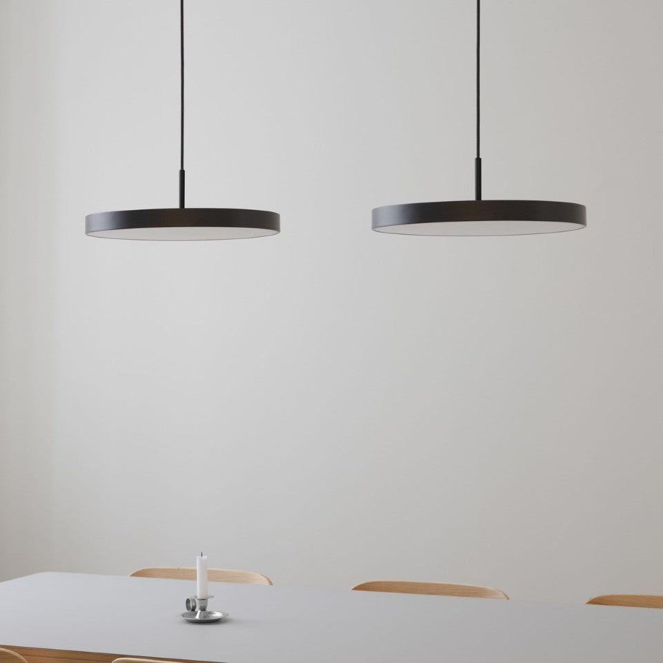 Asteria Plus Medium Pendellampe in Black präsentiert im Onlineshop von KAQTU Design AG. Pendelleuchte ist von Umage
