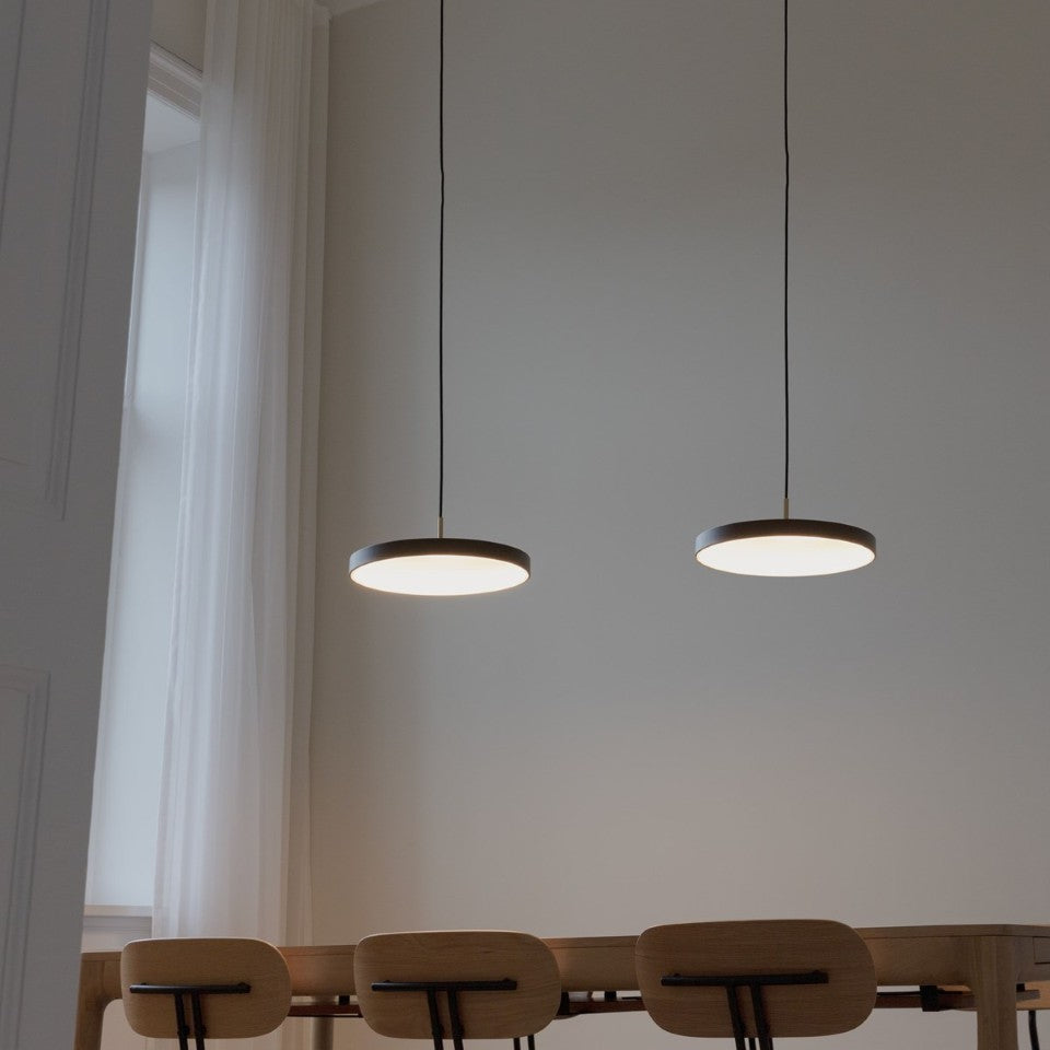 Asteria Plus Medium Pendellampe in Black präsentiert im Onlineshop von KAQTU Design AG. Pendelleuchte ist von Umage