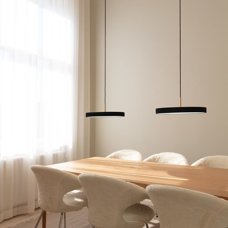 Asteria Plus Medium Pendellampe in Black präsentiert im Onlineshop von KAQTU Design AG. Pendelleuchte ist von Umage