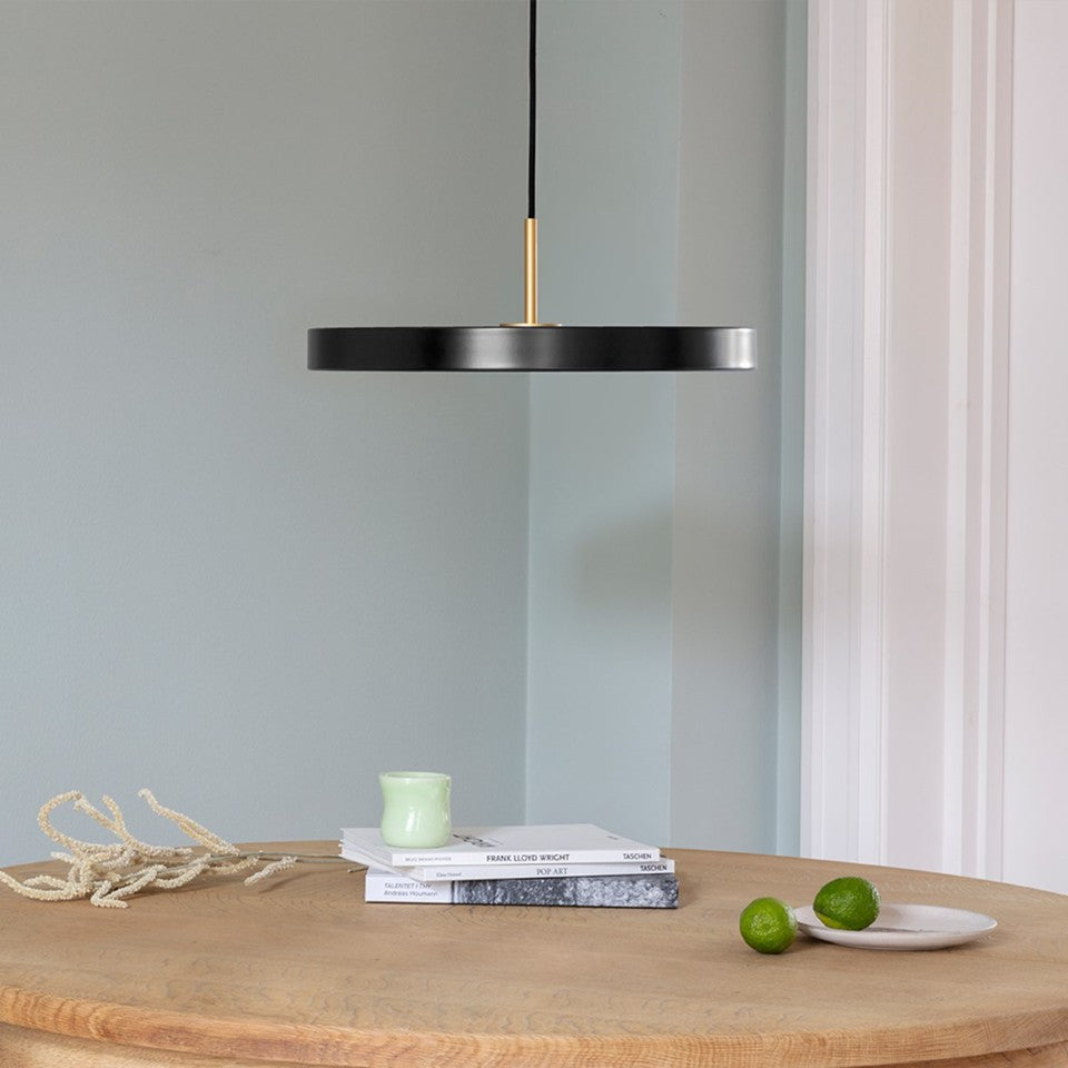 Asteria Plus Medium Pendellampe in Black präsentiert im Onlineshop von KAQTU Design AG. Pendelleuchte ist von Umage