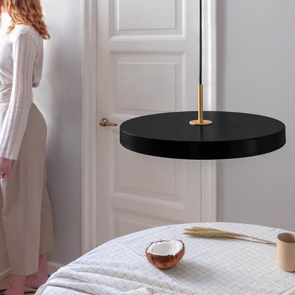 Asteria Plus Medium Pendellampe in Black präsentiert im Onlineshop von KAQTU Design AG. Pendelleuchte ist von Umage