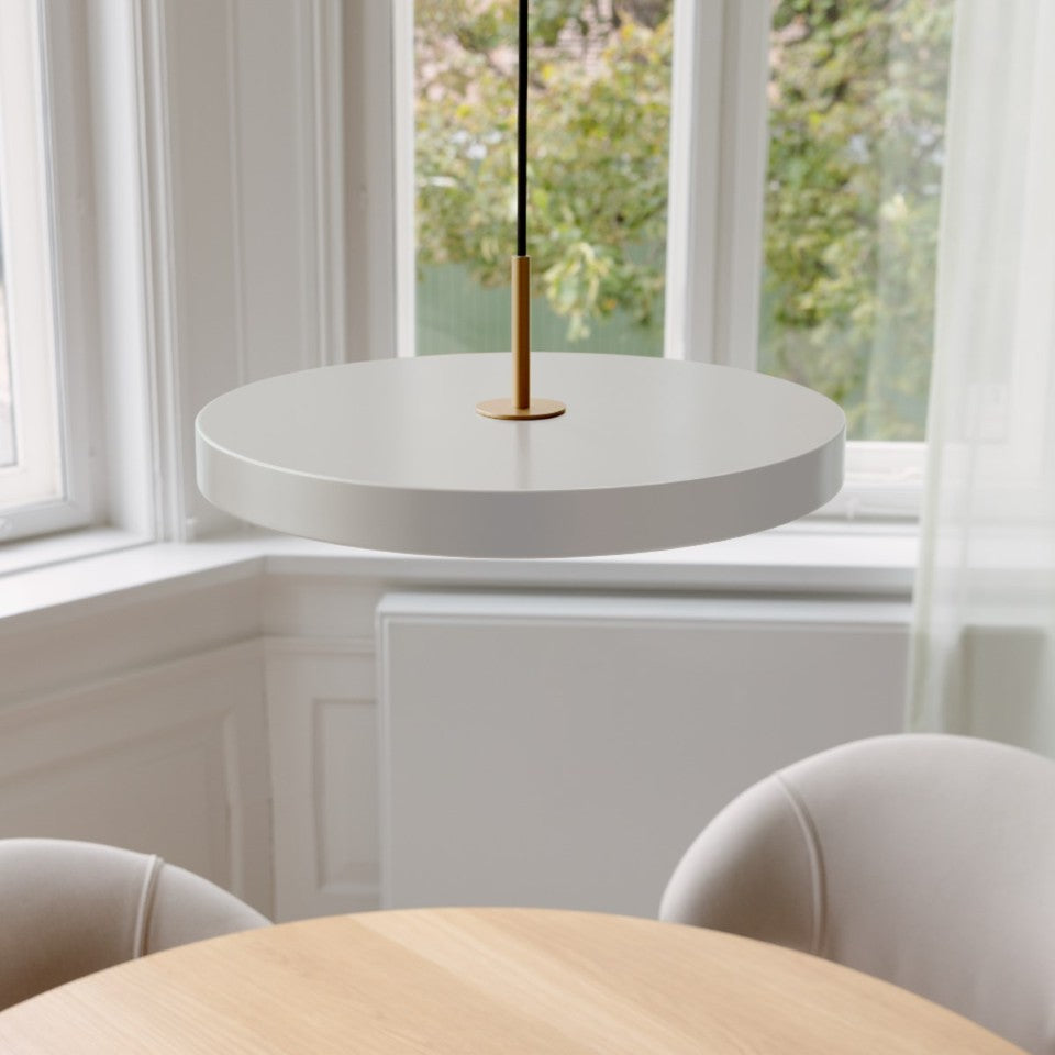 Stilvolle Asteria Plus Medium Pendellampe von Umage, gefertigt aus edlem Messing, perfekt für zeitgemäße Innenräume und gemütliche Lichtakzente.