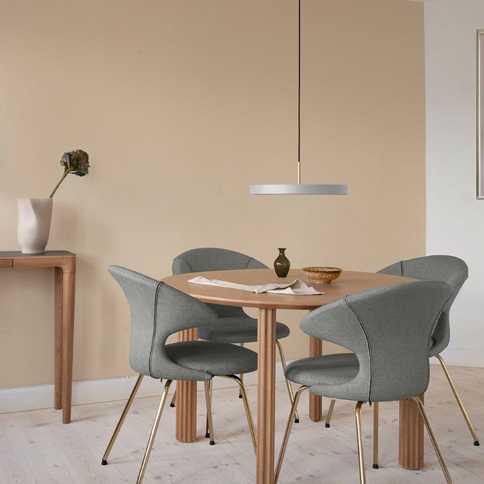 Stilvolle Asteria Plus Medium Pendellampe von Umage, gefertigt aus edlem Messing, perfekt für zeitgemäße Innenräume und gemütliche Lichtakzente.