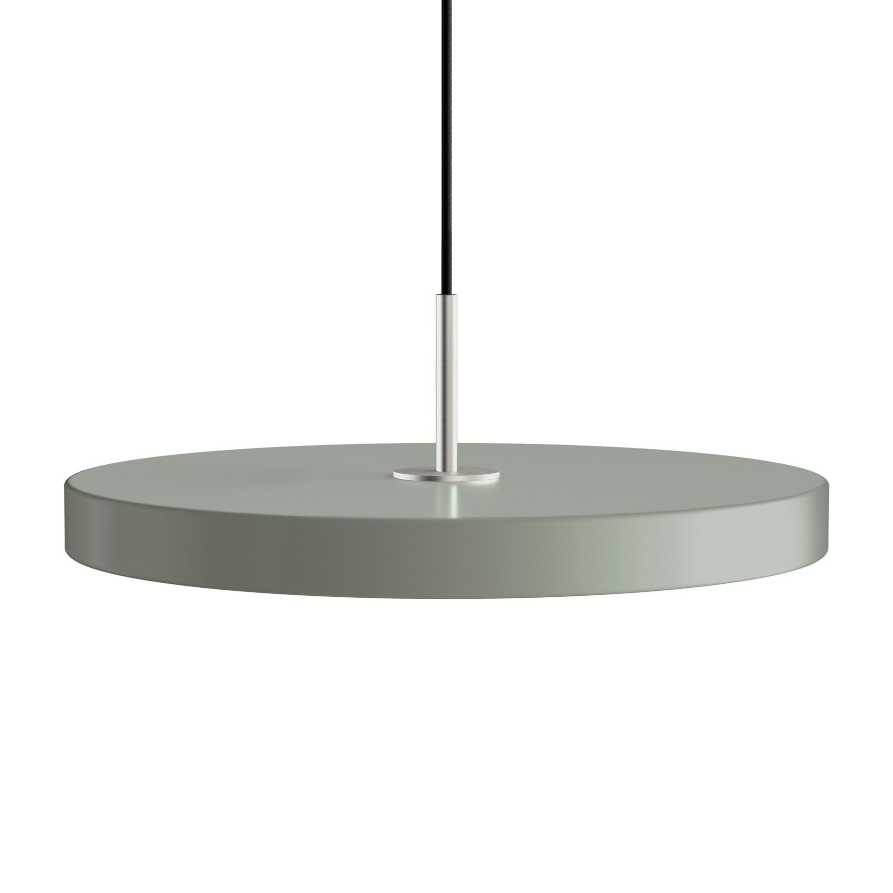 Elegante Asteria Plus Medium Pendellampe von Umage, aus hochwertigem Messing, ideal für moderne Wohnräume und stimmungsvolle Beleuchtung.