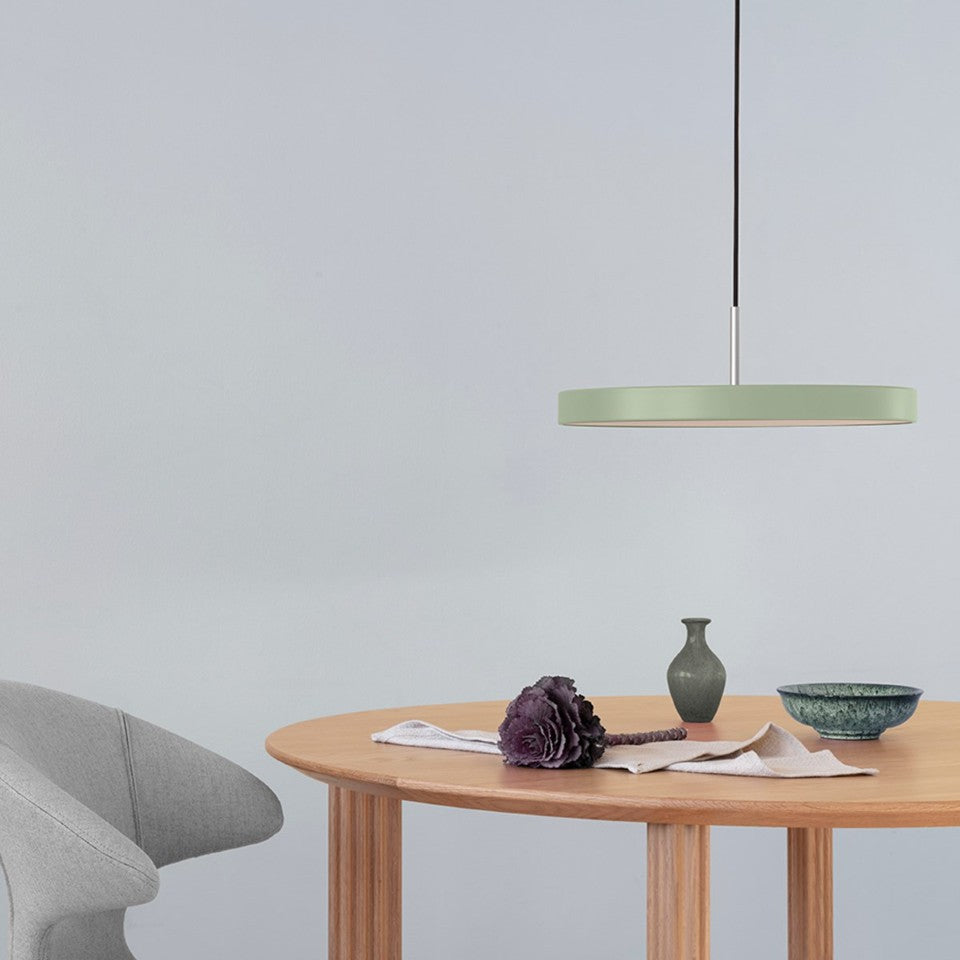 Stilvolle Asteria Plus Medium Pendellampe von Umage, gefertigt aus edlem Messing, perfekt für zeitgemäße Innenräume und gemütliche Atmosphäre.