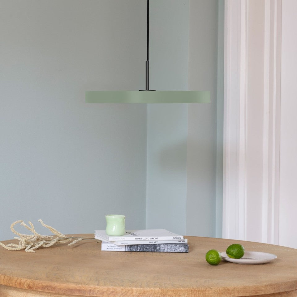 Elegante Asteria Plus Medium Pendellampe von Umage, aus hochwertigem Messing, ideal für moderne Wohnräume und stimmungsvolle Beleuchtung.