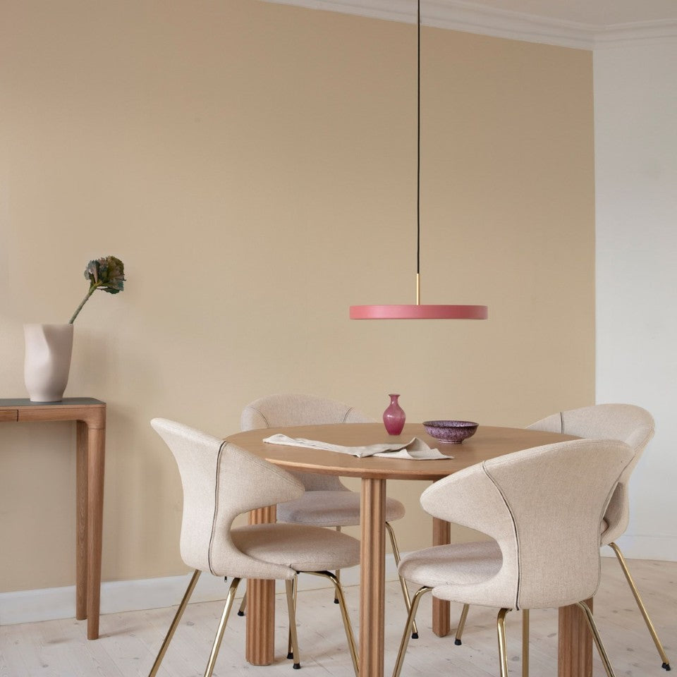 Stilvolle Pendellampe Asteria Plus Medium von Umage, gefertigt aus edlem Messing, perfekt für zeitgemäße Innenräume und gemütliche Atmosphäre.
