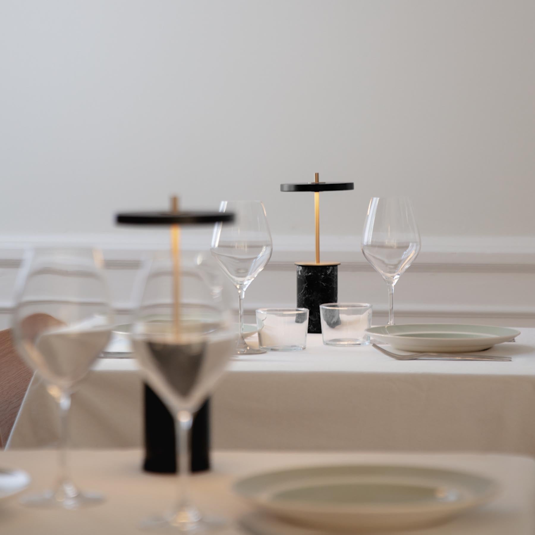 Elegante Asteria Move Mini Tischleuchte in edlem Schwarz-Marmor-Finish, ideal für stilvolle Akzente in jedem Raum.