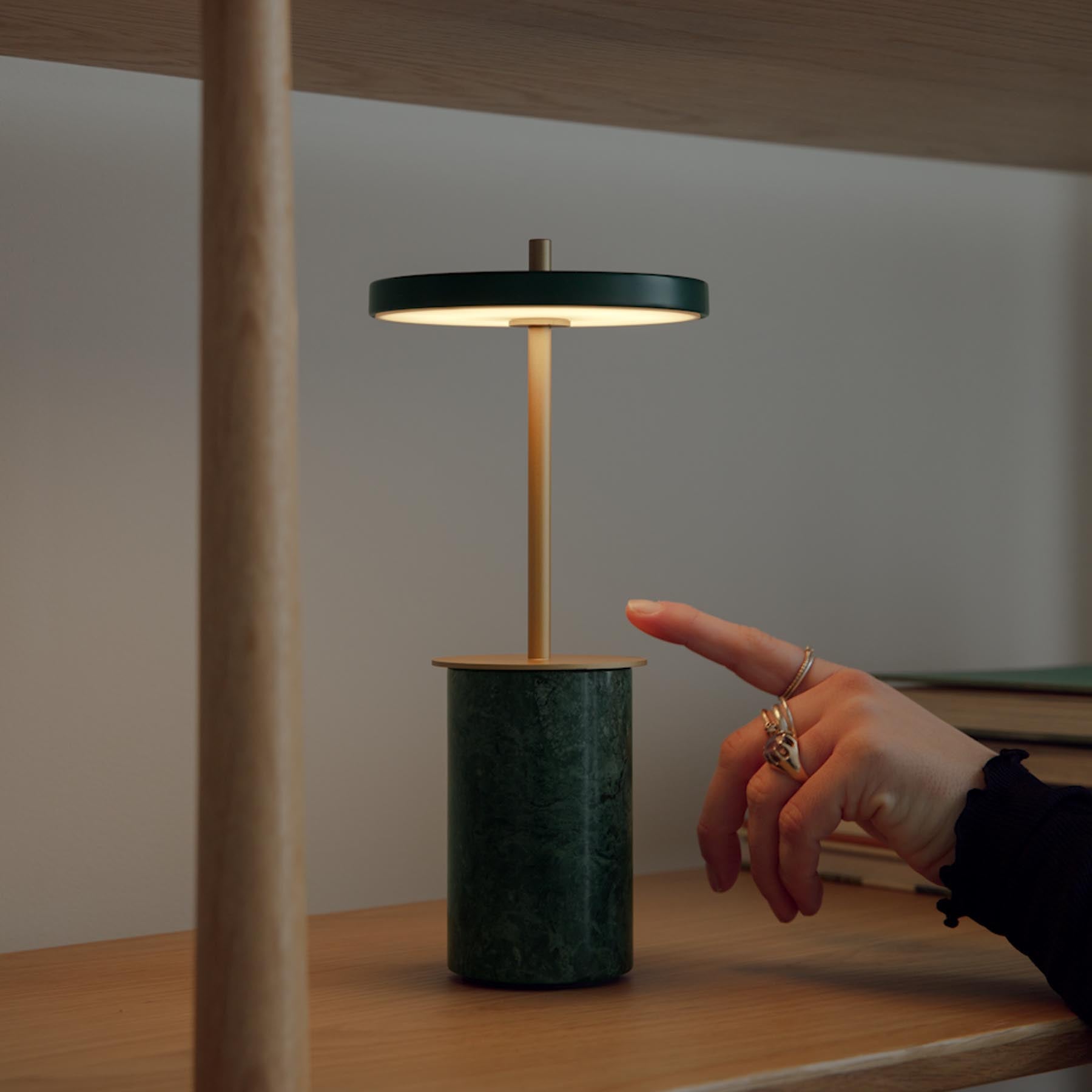 Elegante Asteria Move Mini Tischleuchte in grünem Marmor, ideal für stimmungsvolle Akzente in jedem Raum.