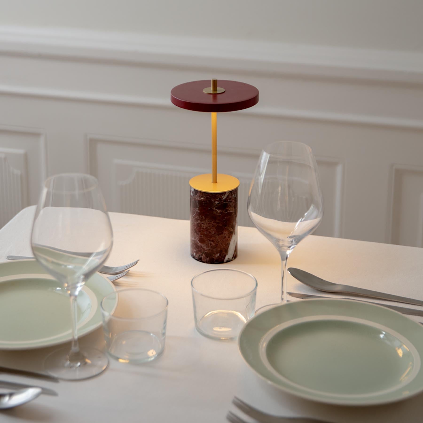 Elegante Asteria Move Mini Tischleuchte aus hochwertigem rotem Marmor, ideal für stimmungsvolle Akzente in jedem Raum.