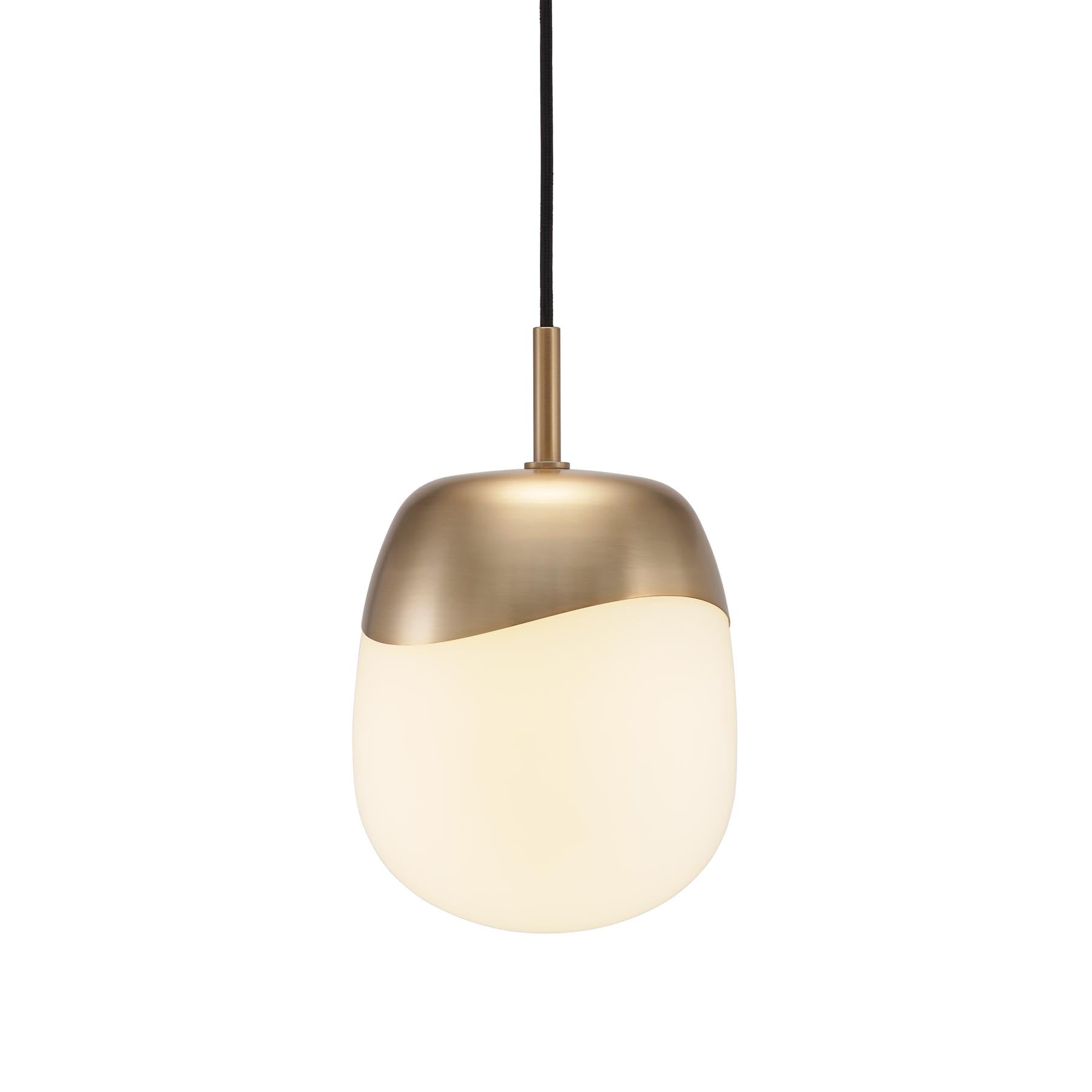 Moderne Pendelleuchte "Spring" von Umage, die mit ihrem stilvollen Design und sanfter Beleuchtung jeden Raum aufwertet.
