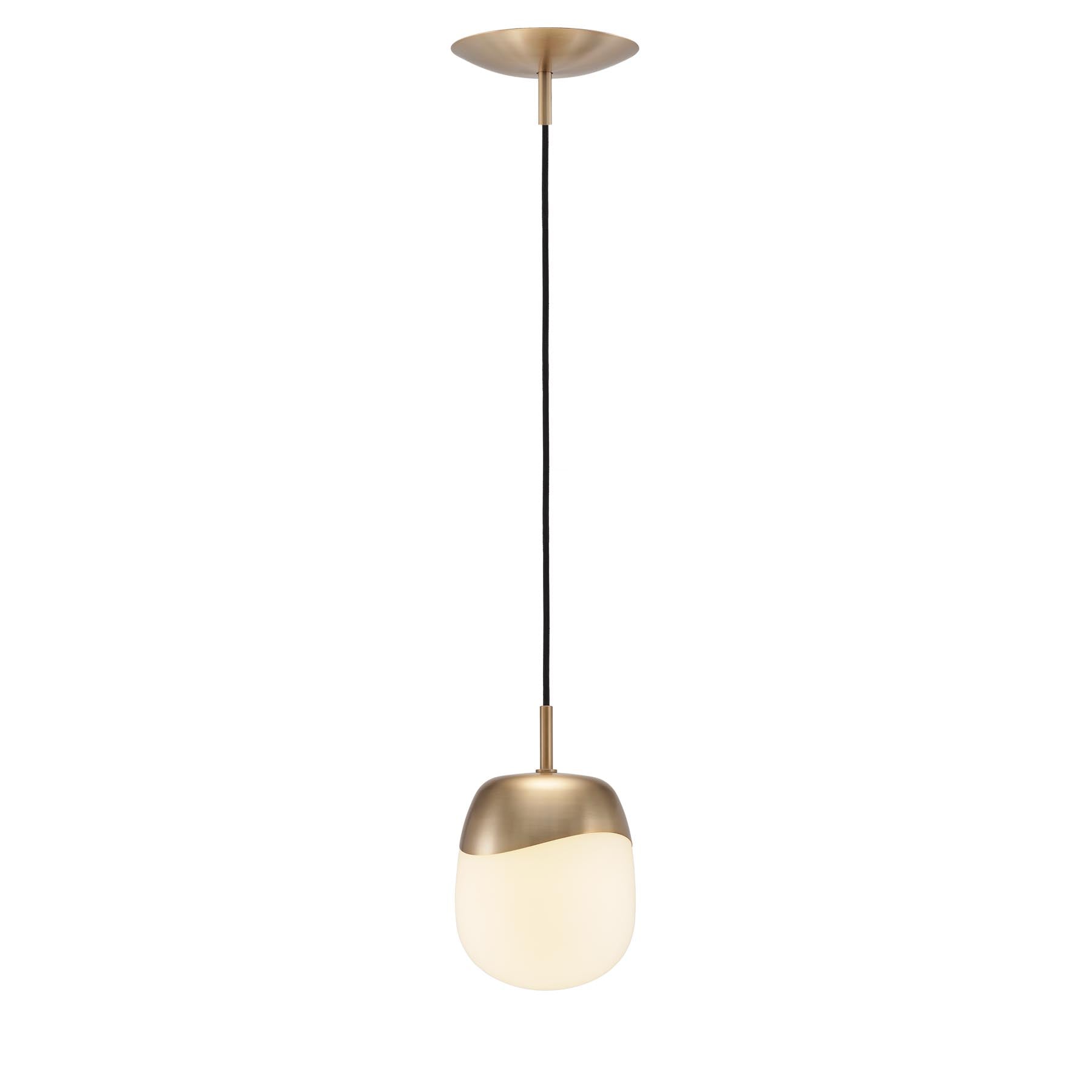 Elegante Pendellampe "Spring" von Umage, die durch ihr einzigartiges Design und warmes Licht eine gemütliche Atmosphäre schafft.