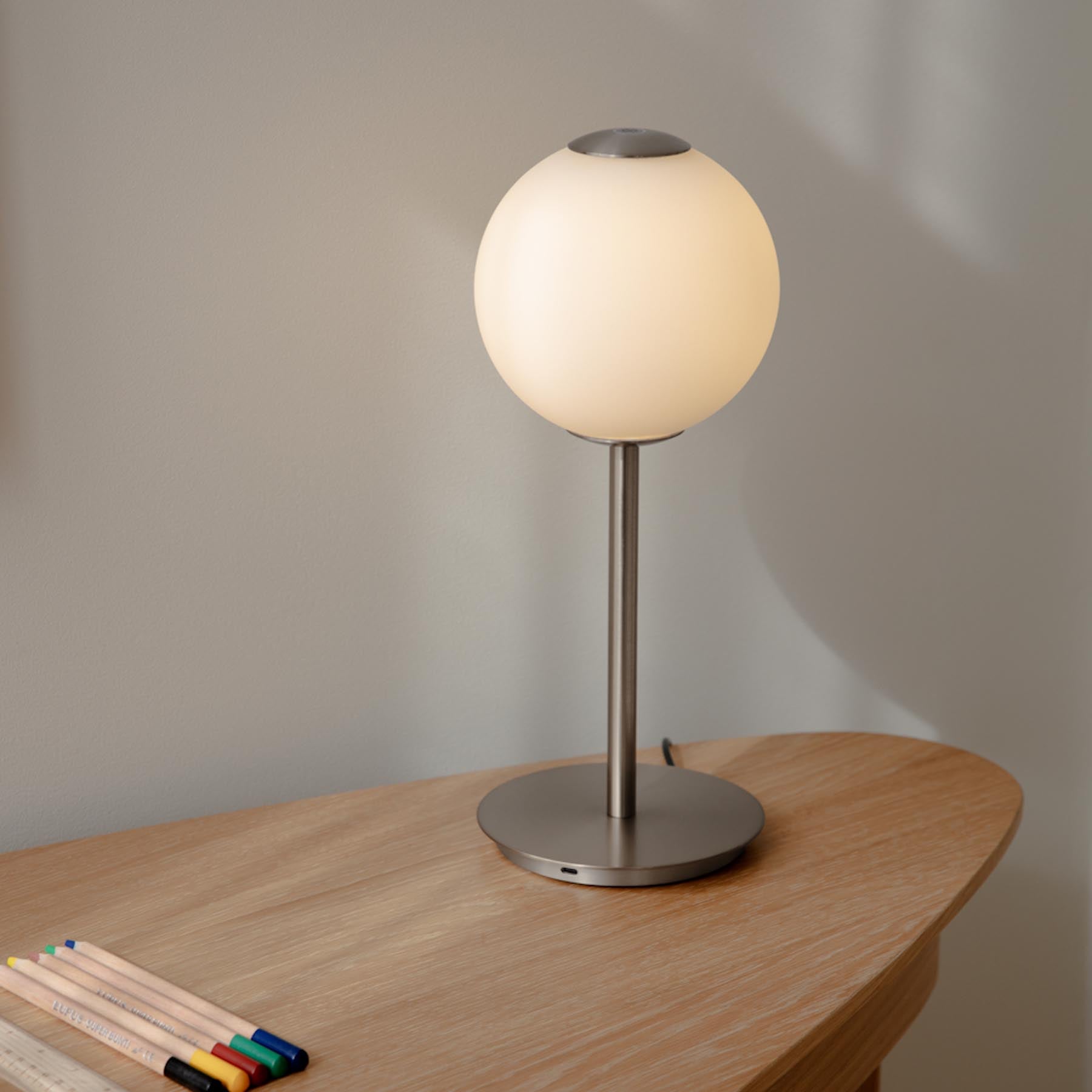 Elegante Audrey Tischlampe von Umage in stilvollem Design, ideal für stimmungsvolle Beleuchtung in jedem Raum.
