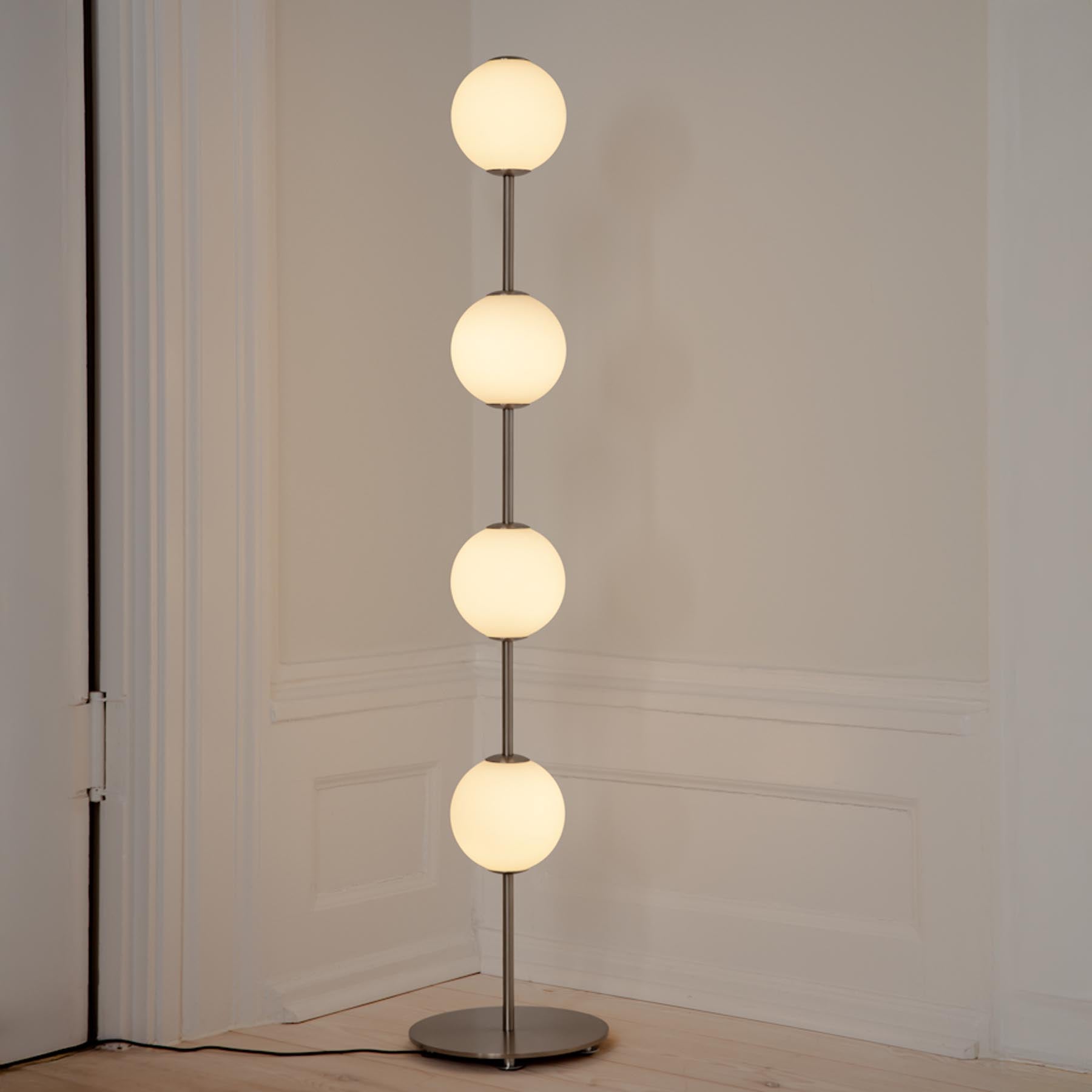 Elegante Stehleuchte Audrey von Umage in stilvollem Silber, ideal für stimmungsvolle Beleuchtung und modernes Wohndesign.