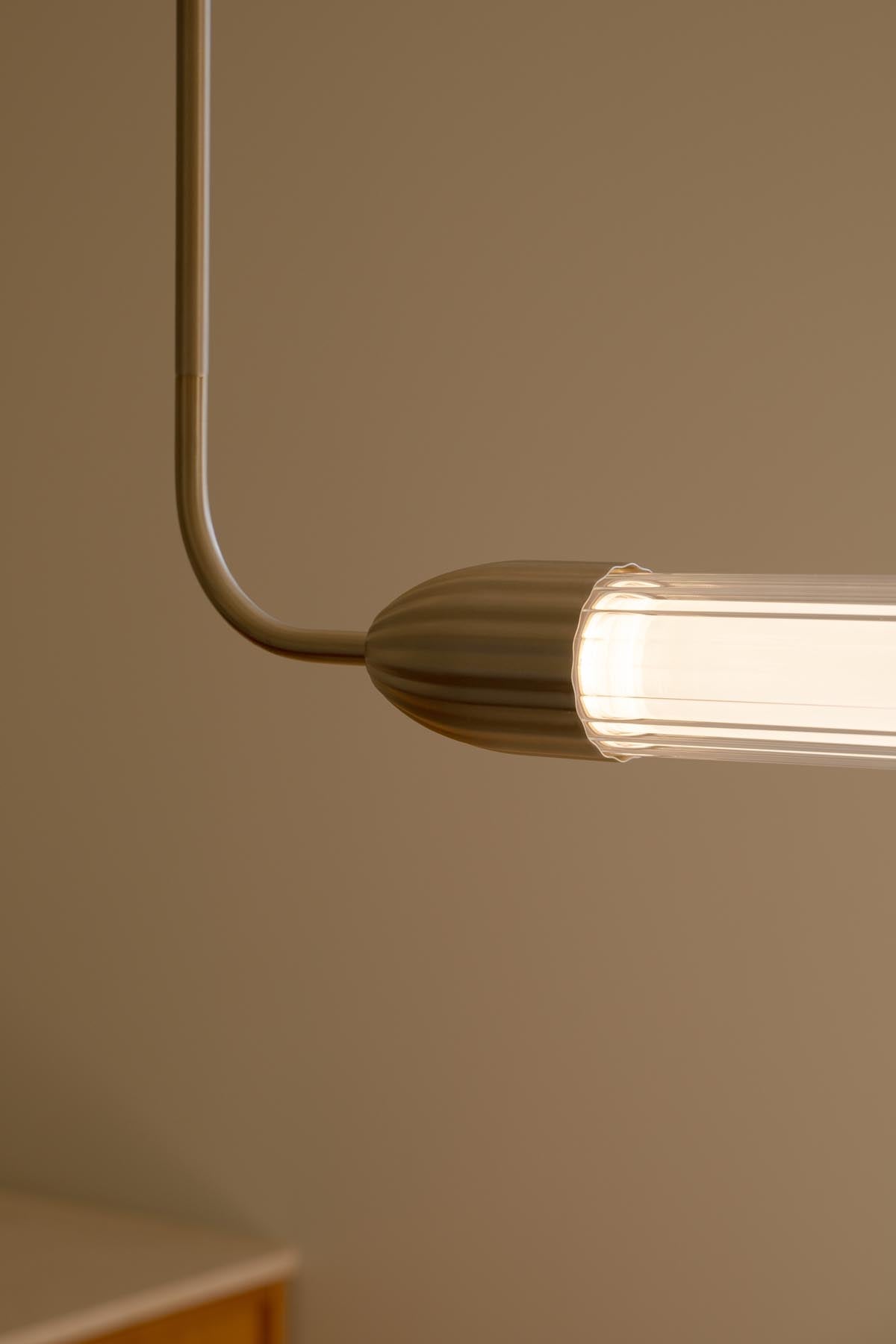 Elegante Pendelleuchte "Lemon Squeeze" in Messing, perfekt für eine stilvolle Atmosphäre und kreative Lichtakzente in jedem Raum.