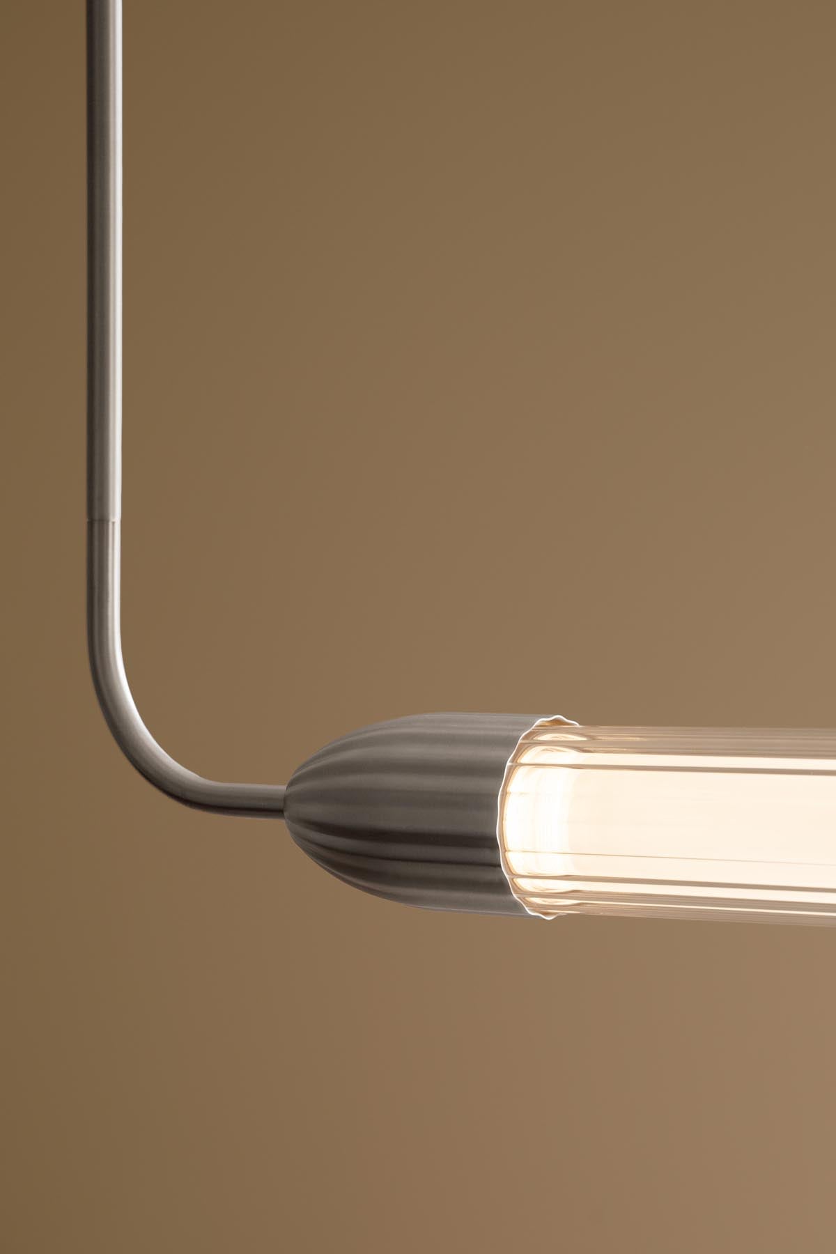 Elegante Lemon Squeeze Linear Pendelleuchte von Umage in glänzendem Stahl, perfekt für zeitgemäße Wohnräume und atmosphärische Lichtakzente.