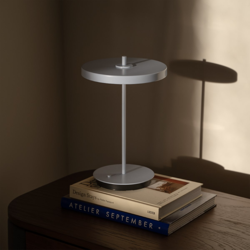 Asteria Move Tischleuchte in Pale Blue präsentiert im Onlineshop von KAQTU Design AG. Tischleuchte ist von Umage
