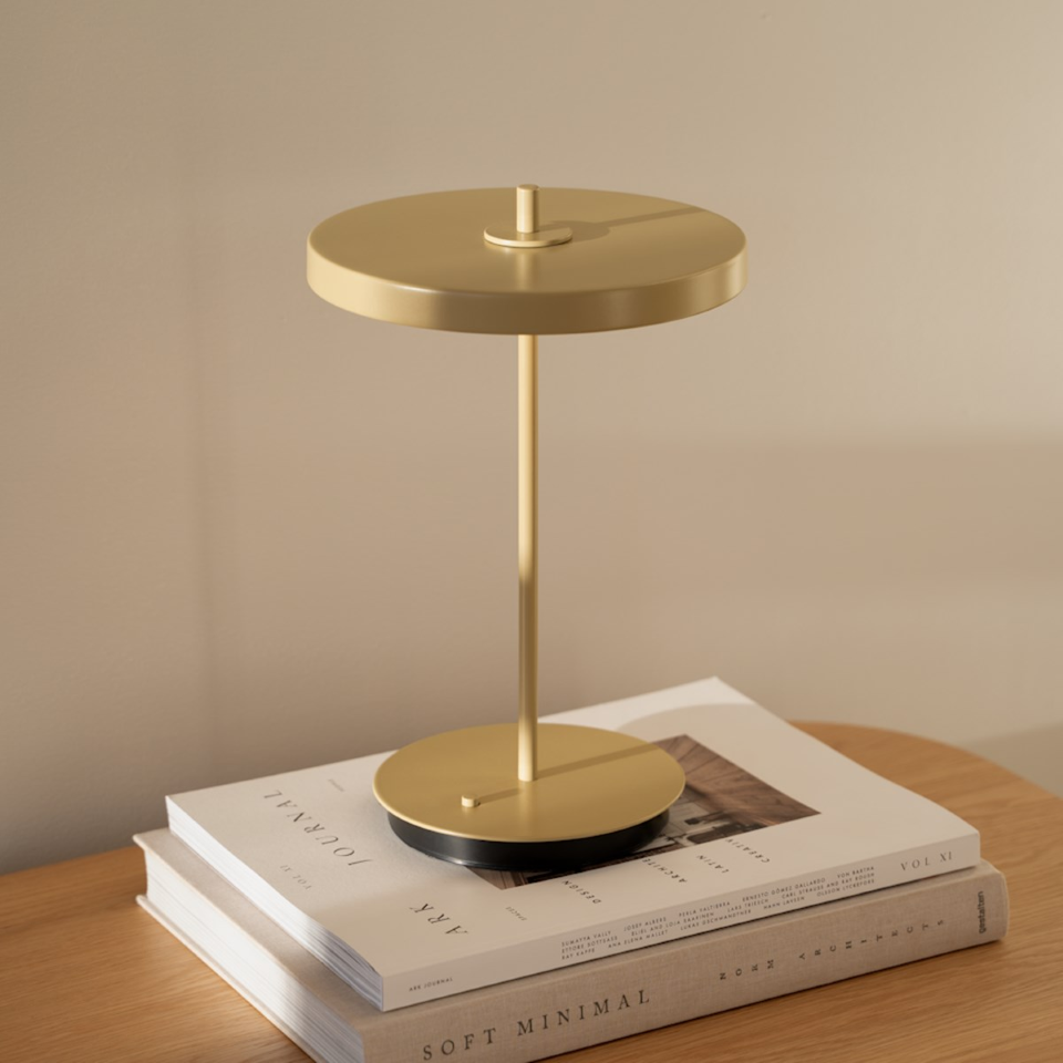 Asteria Move Tischleuchte in Butter Yellow präsentiert im Onlineshop von KAQTU Design AG. Tischleuchte ist von Umage