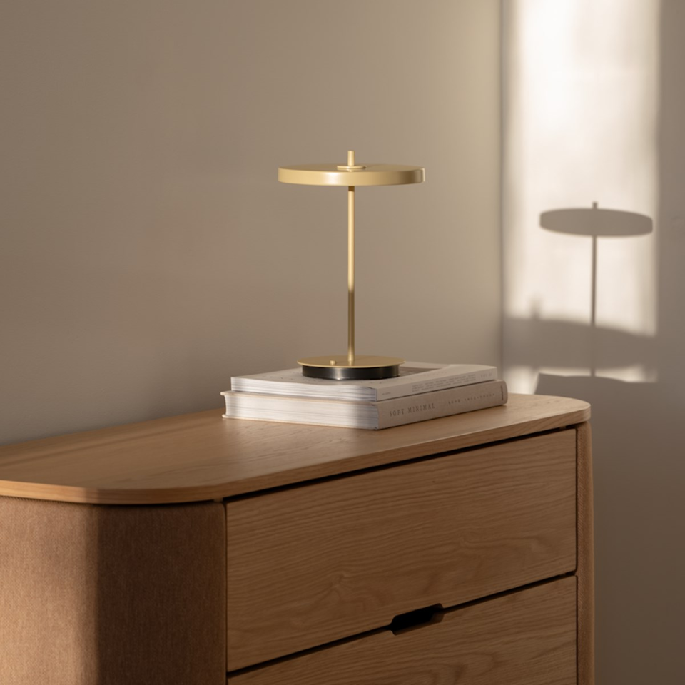 Asteria Move Tischleuchte in Butter Yellow präsentiert im Onlineshop von KAQTU Design AG. Tischleuchte ist von Umage