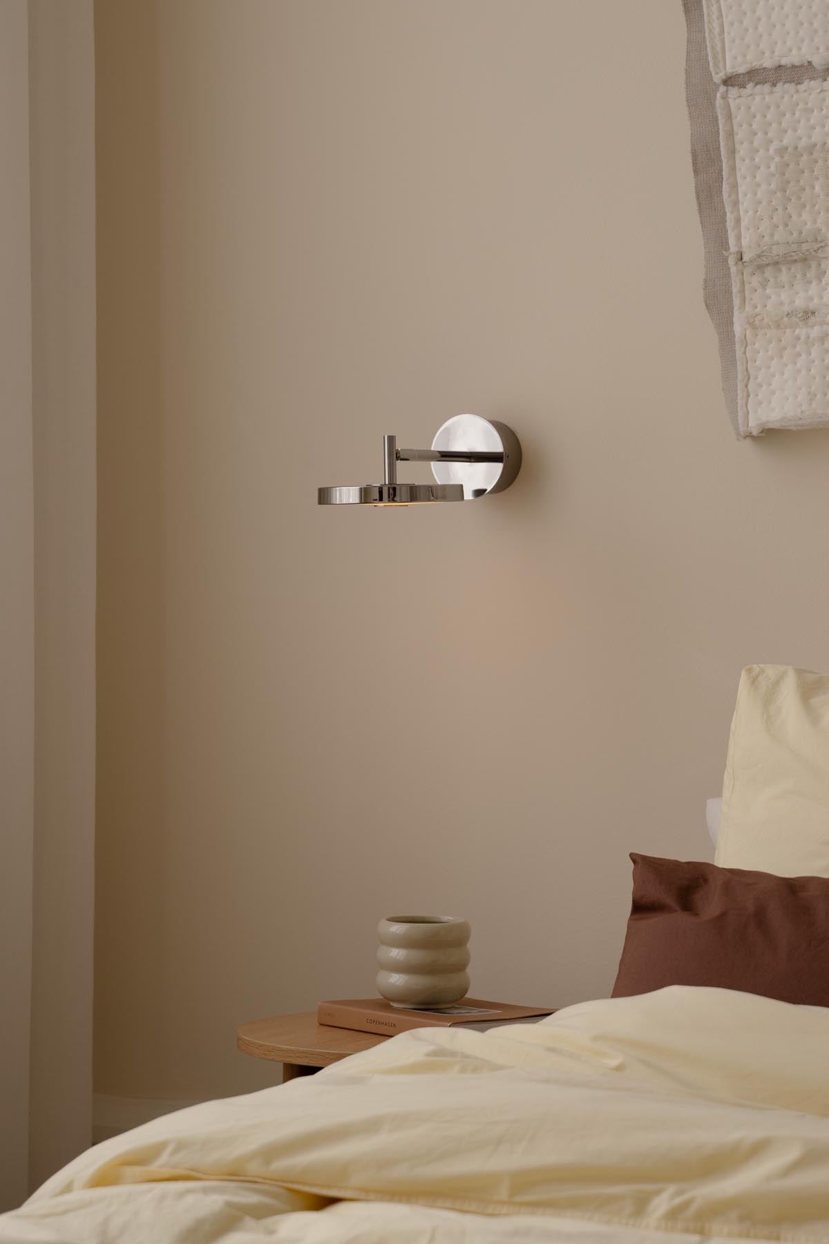 Moderne Asteria Wandleuchte short Hardwired von Umage, gefertigt aus hochwertigem Stahl, perfekt für zeitgemäße Wohnkonzepte.