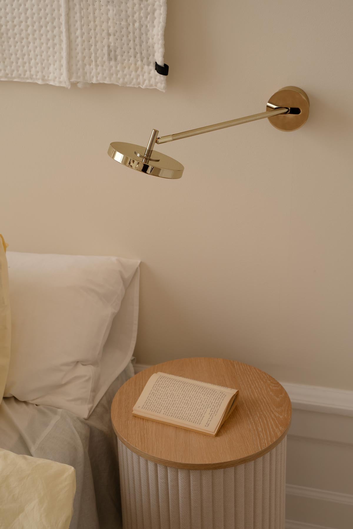 Asteria Wandleuchte long Hardwired in Polished Brass präsentiert im Onlineshop von KAQTU Design AG. Wandleuchte ist von Umage