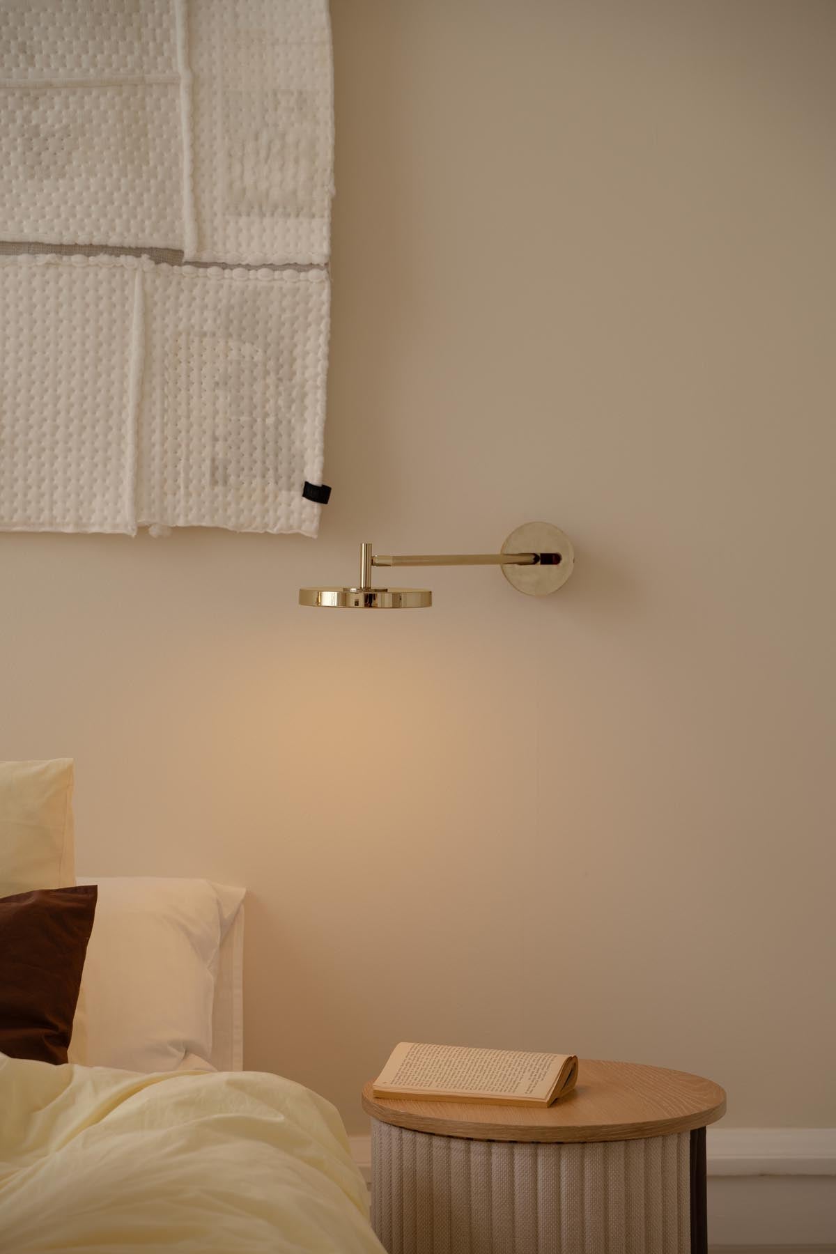 Asteria Wandleuchte long Hardwired in Polished Brass präsentiert im Onlineshop von KAQTU Design AG. Wandleuchte ist von Umage