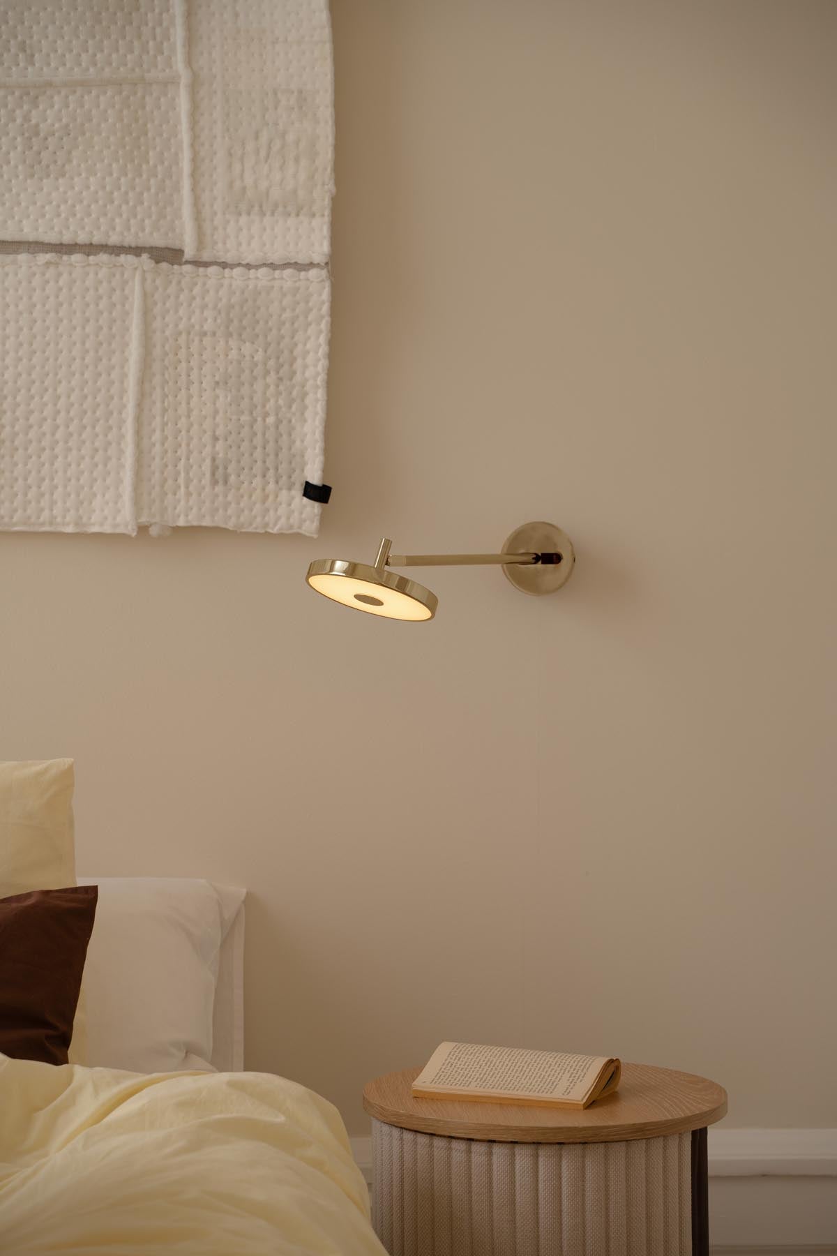 Asteria Wandleuchte long Hardwired in Polished Brass präsentiert im Onlineshop von KAQTU Design AG. Wandleuchte ist von Umage