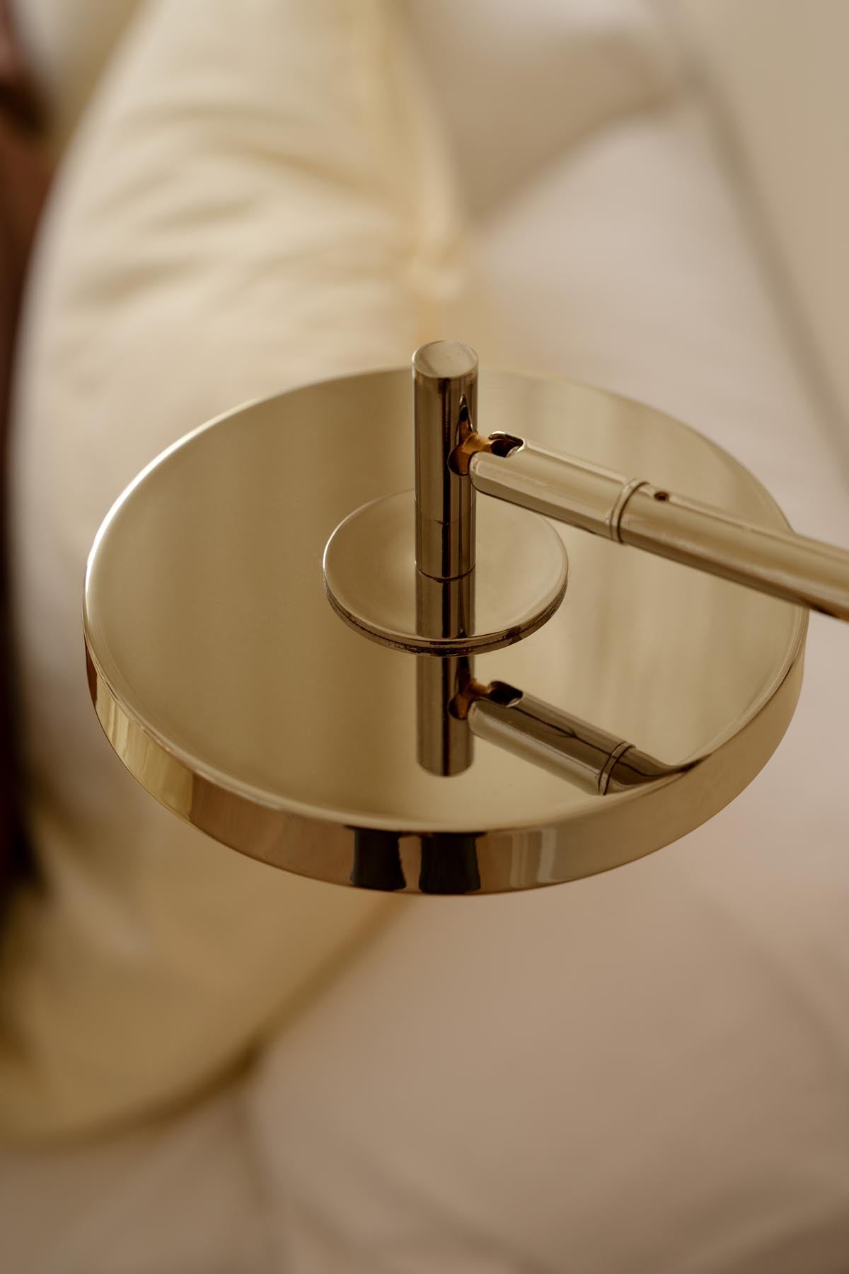 Elegante Asteria Wandleuchte long mit Kabel in Polished Brass, ideal für stilvolle Akzente in jedem Raum.