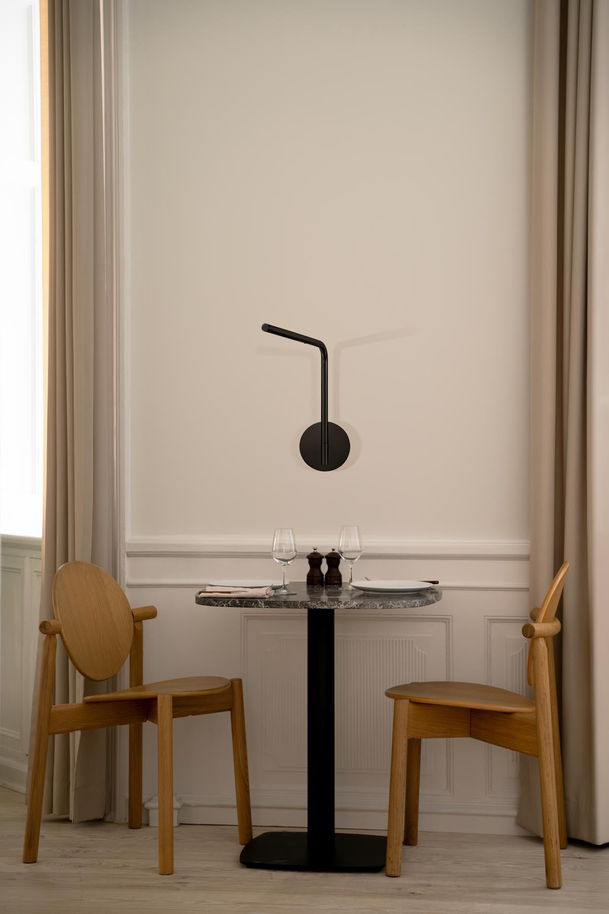 Moderne Omni Pivot Wandleuchte in elegantem Schwarz, ideal für stilvolle Akzentbeleuchtung in jedem Raum.