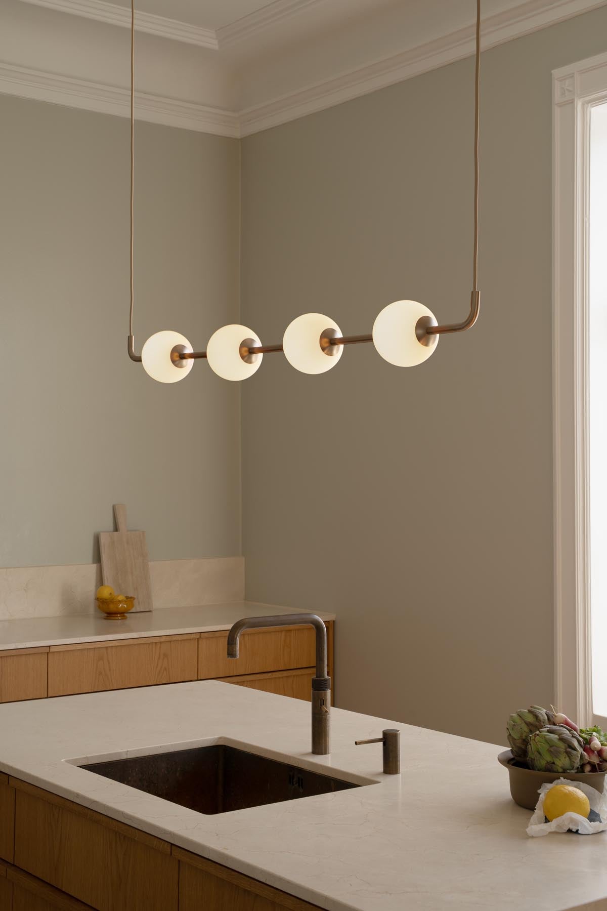 Stilvolle Audrey Linear Pendellampe von Umage aus edlem Messing, perfekt für eine moderne und einladende Atmosphäre in jedem Raum.