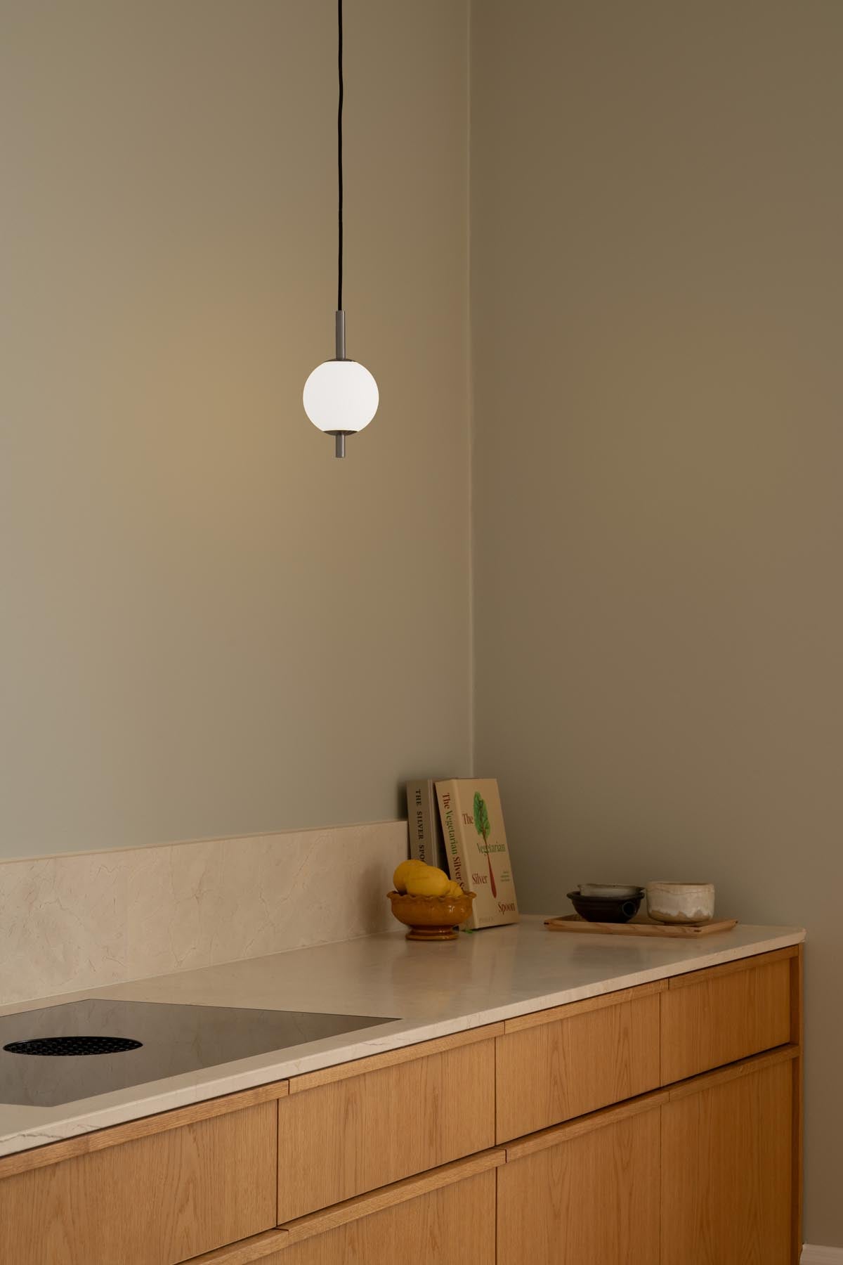 Elegante Audrey Pendellampe in Silber, ideal für stilvolle Innenräume, präsentiert in einem modernen Ambiente.